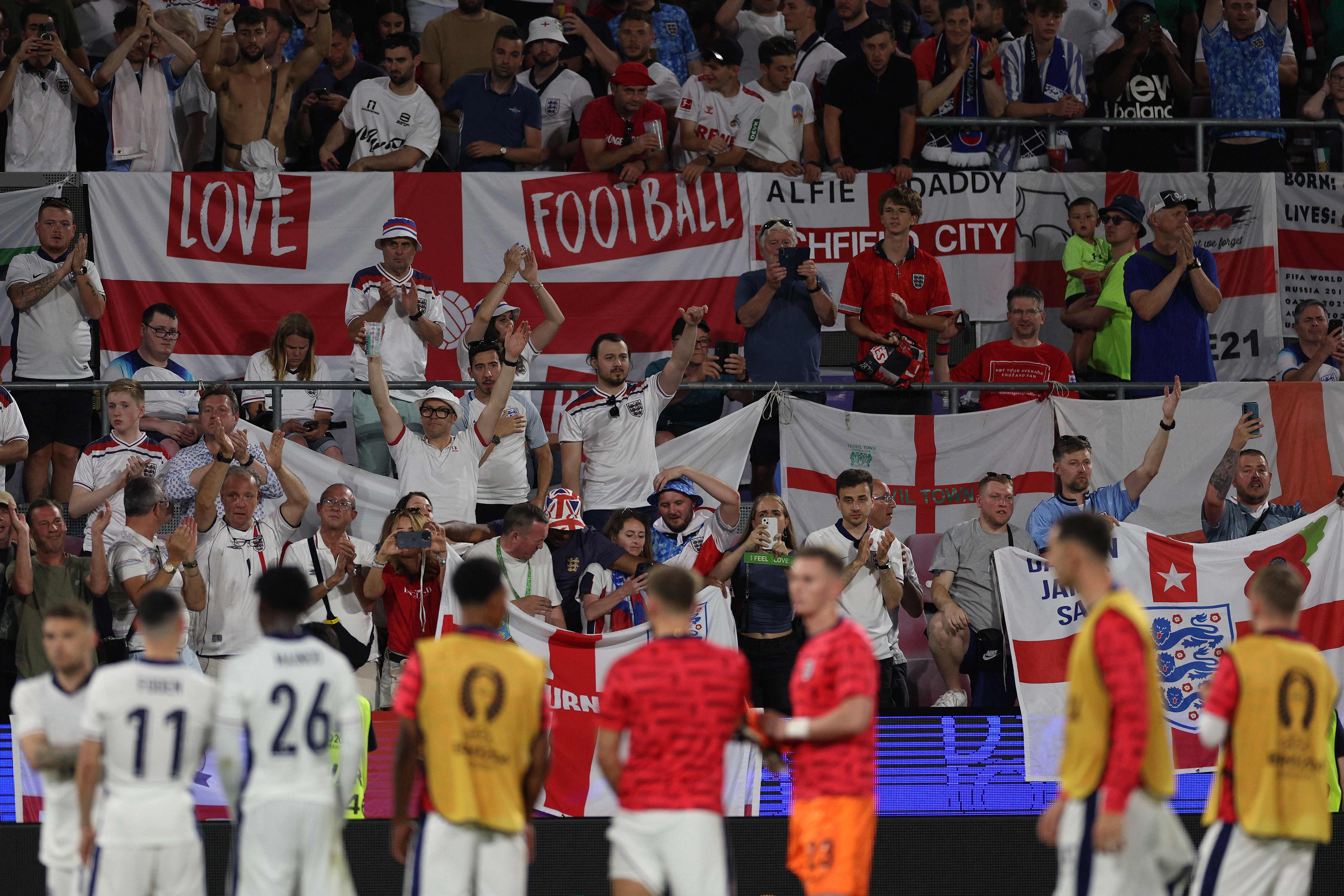 Los jugadores ingleses festejando con su público el liderato del grupo después del empate ante Eslovenia.'