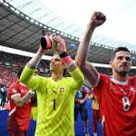 El portero suizo, Yann Sommer y Remo Freuler, celebran el pase de su selección tras eliminar a la campeona, Italia, en el Olympiastadion de Berlín. (Foto Prensa Libre: AFP)