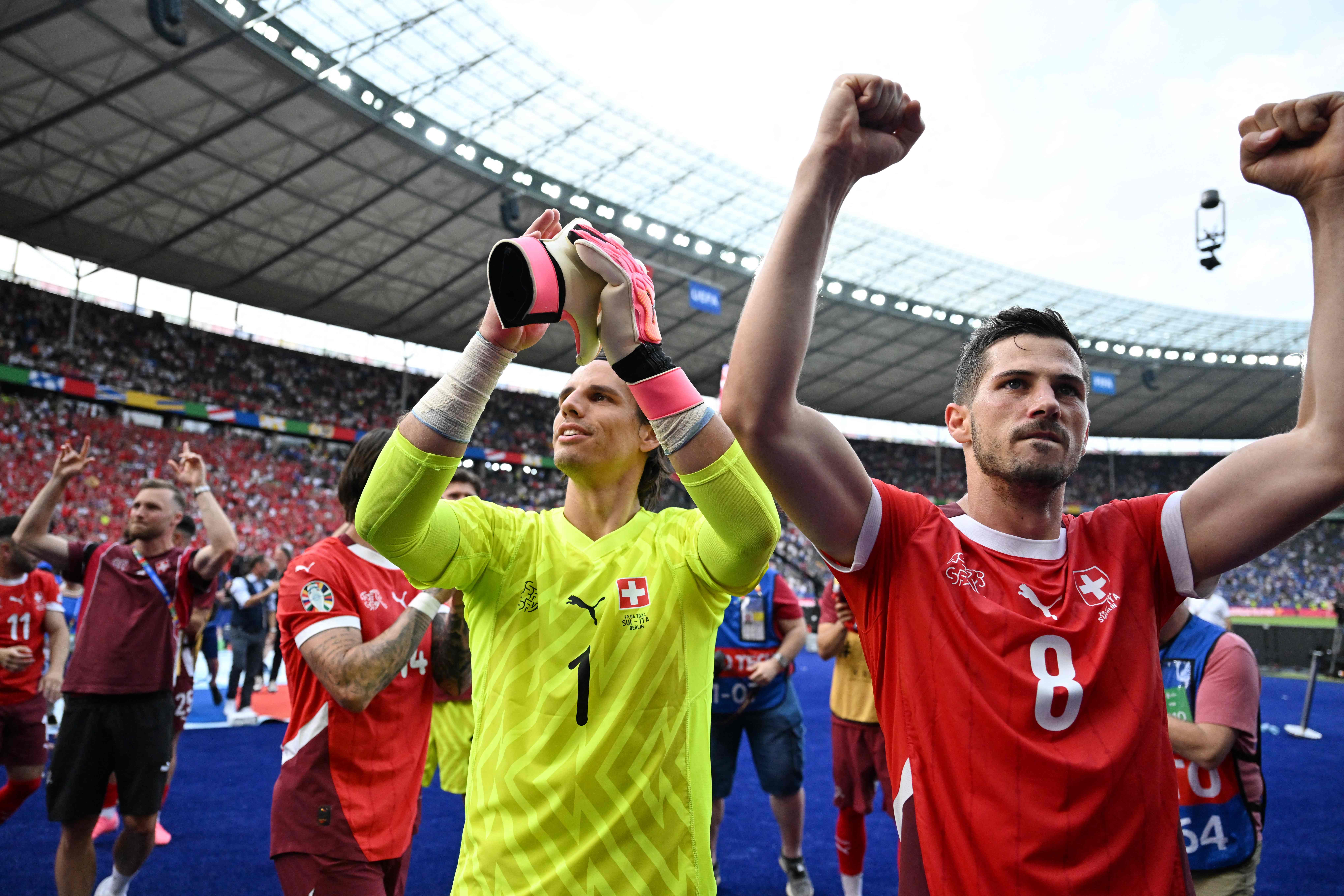 El portero suizo, Yann Sommer y Remo Freuler, celebran el pase de su selección tras eliminar a la campeona, Italia, en el Olympiastadion de Berlín. (Foto Prensa Libre: AFP)