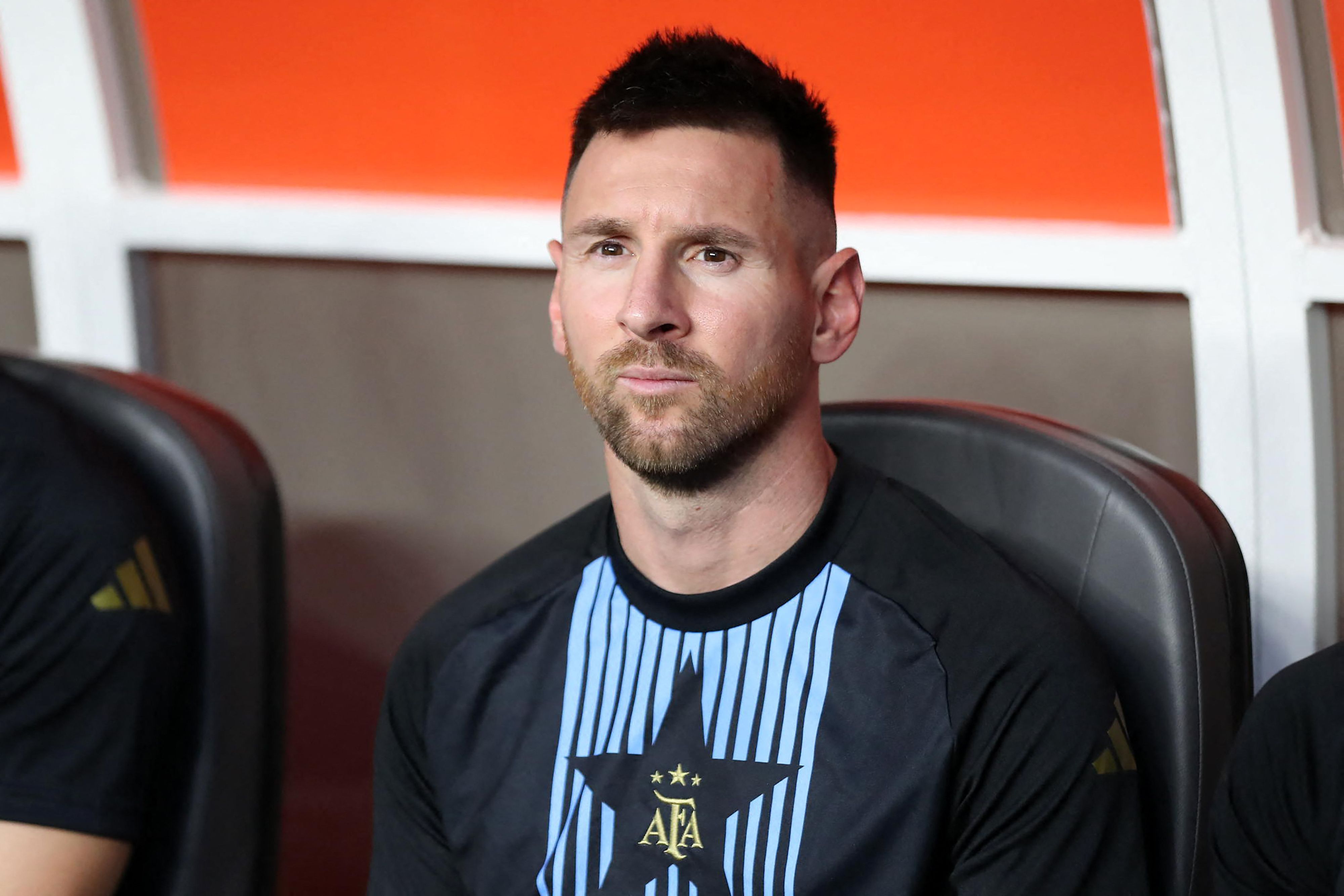Lionel Messi estuvo en el banco de suplentes en el partido ante Perú.