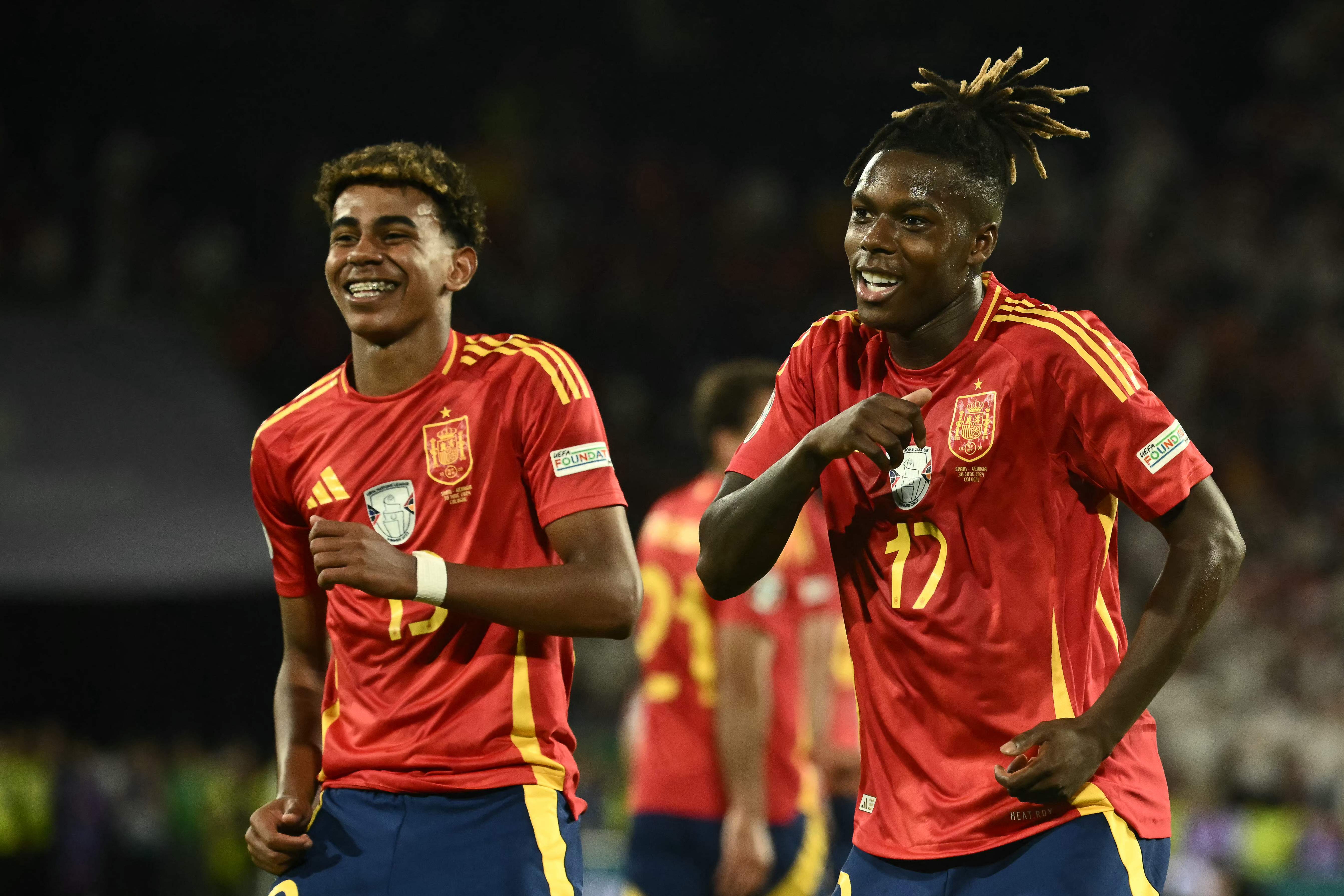 Nico Williams (derecha) celebrando su gol con Lamine Yamal (izquierda) en la goleada en os octavos de final frente a Georgia.'