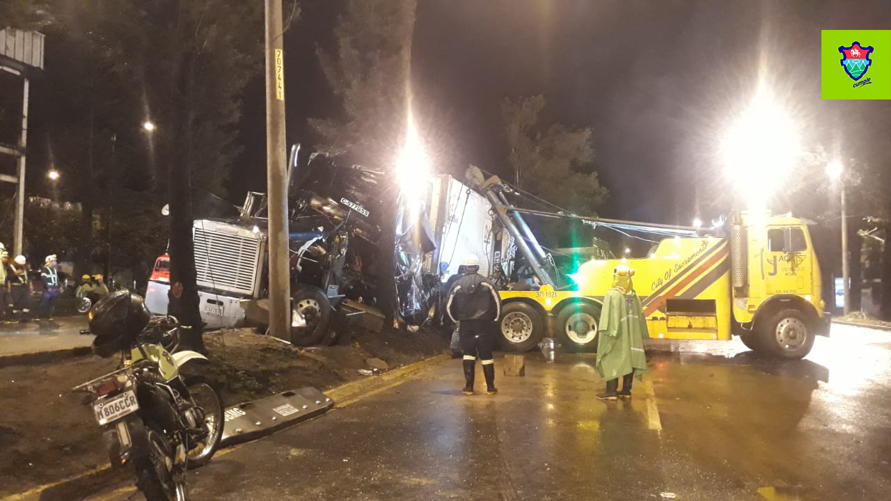 Personal de Tránsito de la capital coordina el retiro de un tráiler accidentado en el Anillo Periférico. (Foto Prensa Libre: MuniGuate)