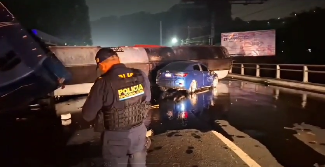 El paso en el km 13.5 de la ruta al Pacífico está cerrado por un accidente de tránsito. (Foto Prensa Libre: PMT Villa Nueva)