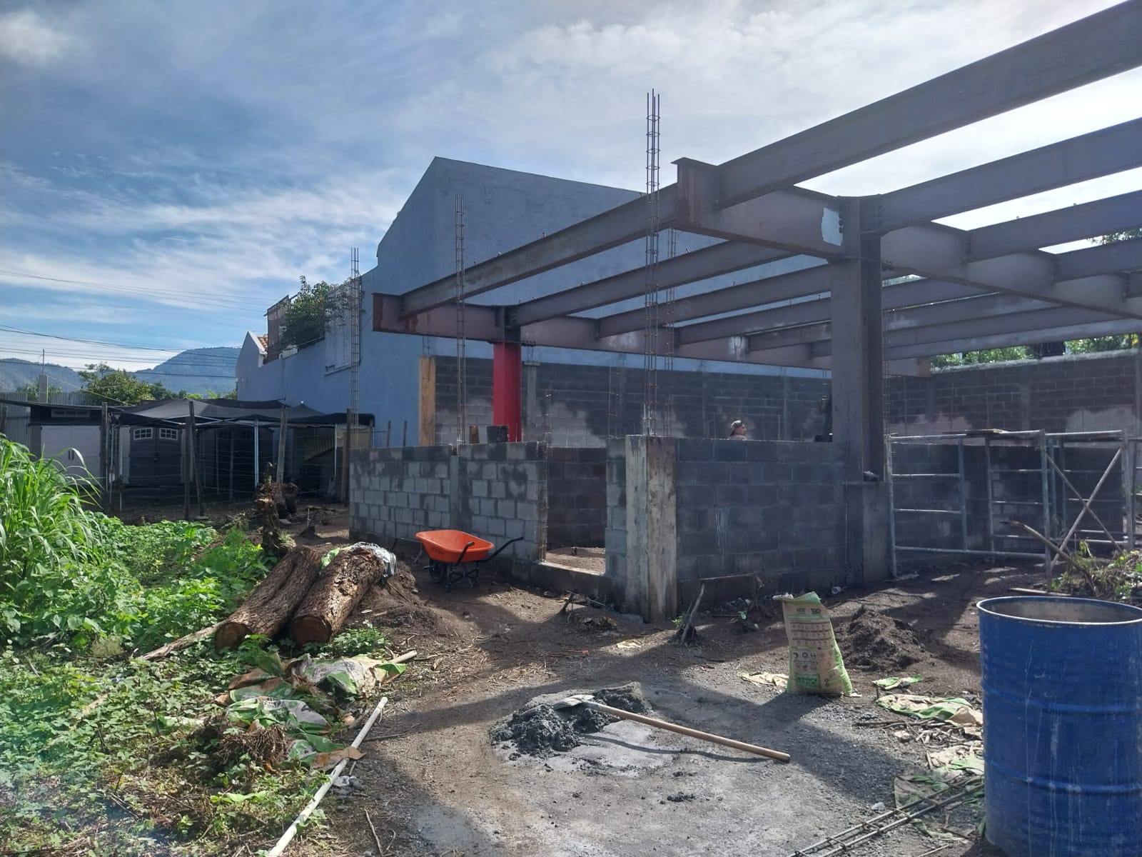 Una construcción en Antigua Guatemala es inspeccionada por peritos del MP. (Foto Prensa Libre: MP)