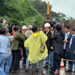 El presidente Arévalo supervisó este 18 de junio los trabajos de reparación del tramo afectado por un hundimiento en la autopista Palín – Escuintla. (Foto Prensa Libre: E. Paredes)