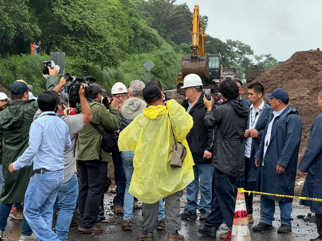 El presidente Arévalo supervisó este 18 de junio los trabajos de reparación del tramo afectado por un hundimiento en la autopista Palín – Escuintla. (Foto Prensa Libre: E. Paredes)