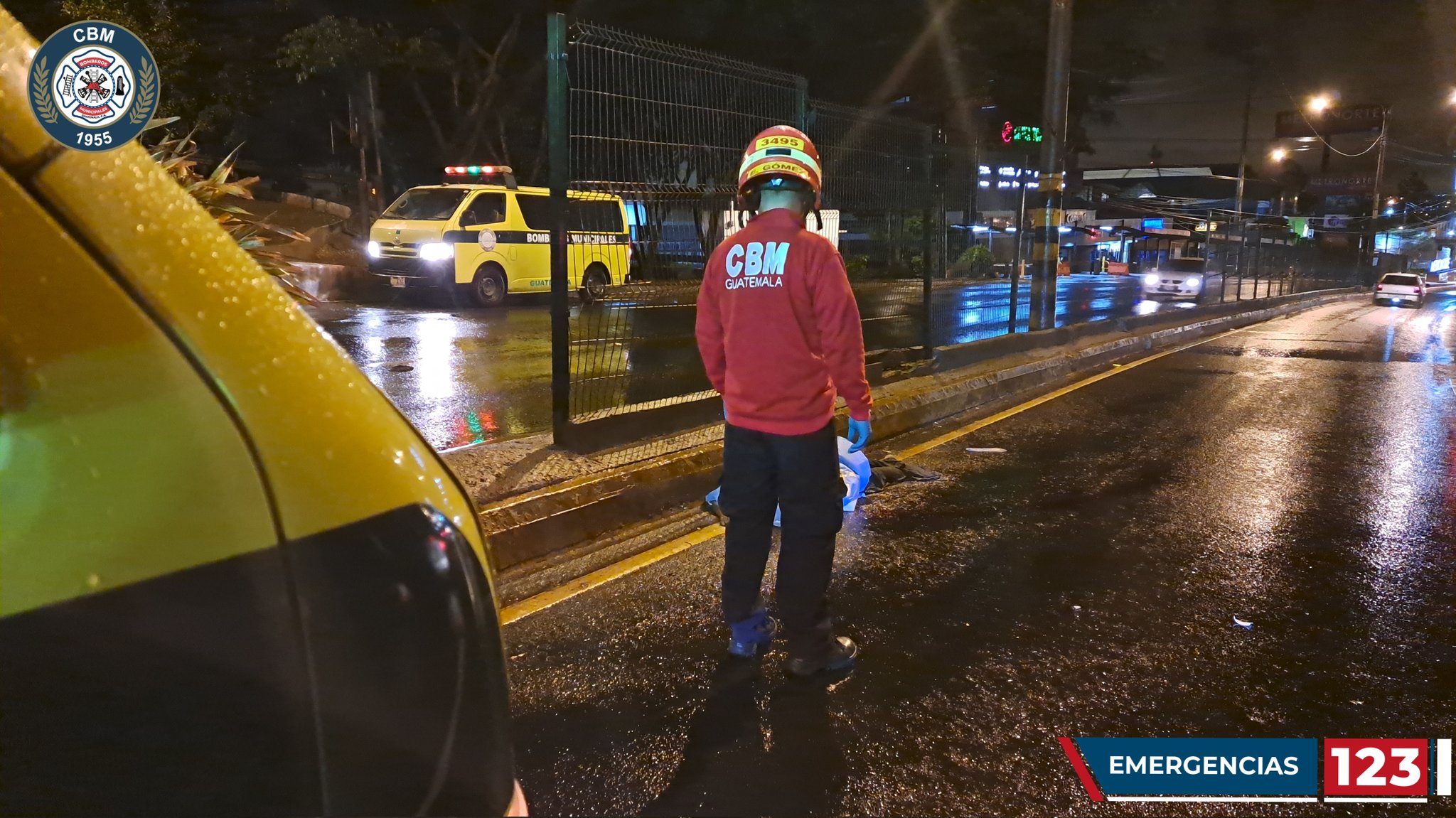 Una persona murió arrollada en el km 5 de la ruta al Atlántico. (Foto Prensa Libre: Bomberos Municipales)