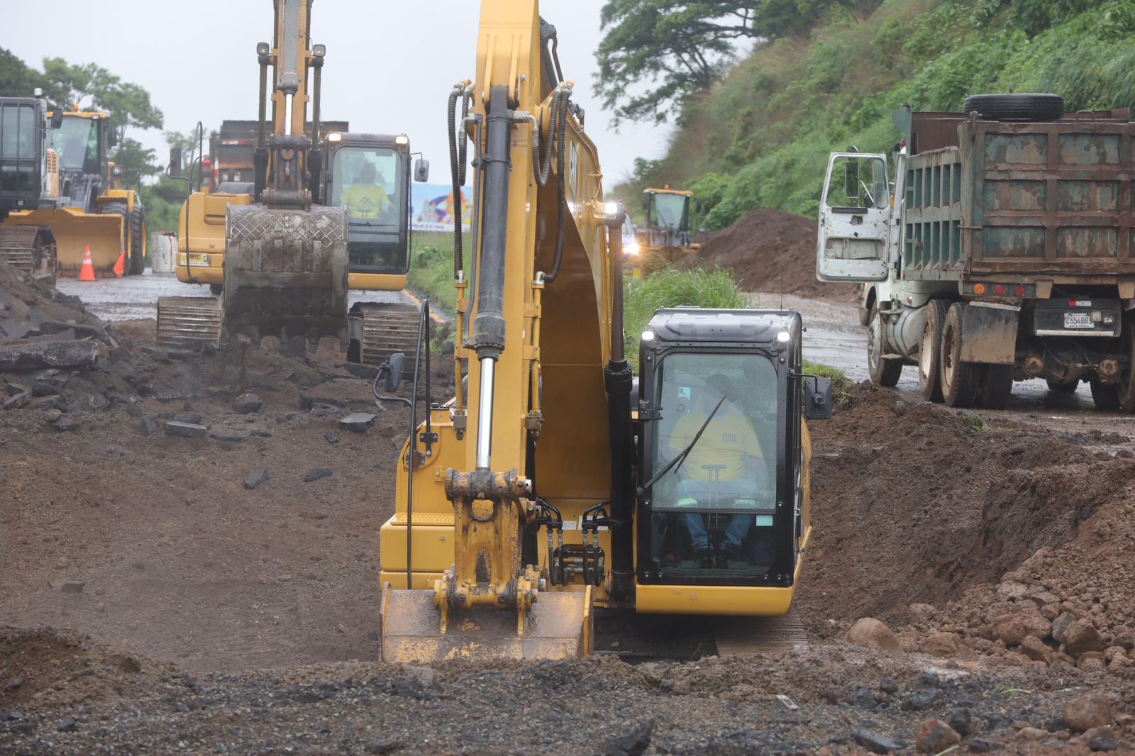 El hundimiento en la autopista Palín – Escuintla afecta a miles de personas que viajan por comercio, turismo y otros motivos. (Foto Prensa Libre: CIV)