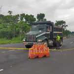 El hundimiento en el kilómetro 44 de la Autopista Palín - Escuintla ha provocado desvíos y colapsado rutas alternas. (Foto, Prensa Libre:)