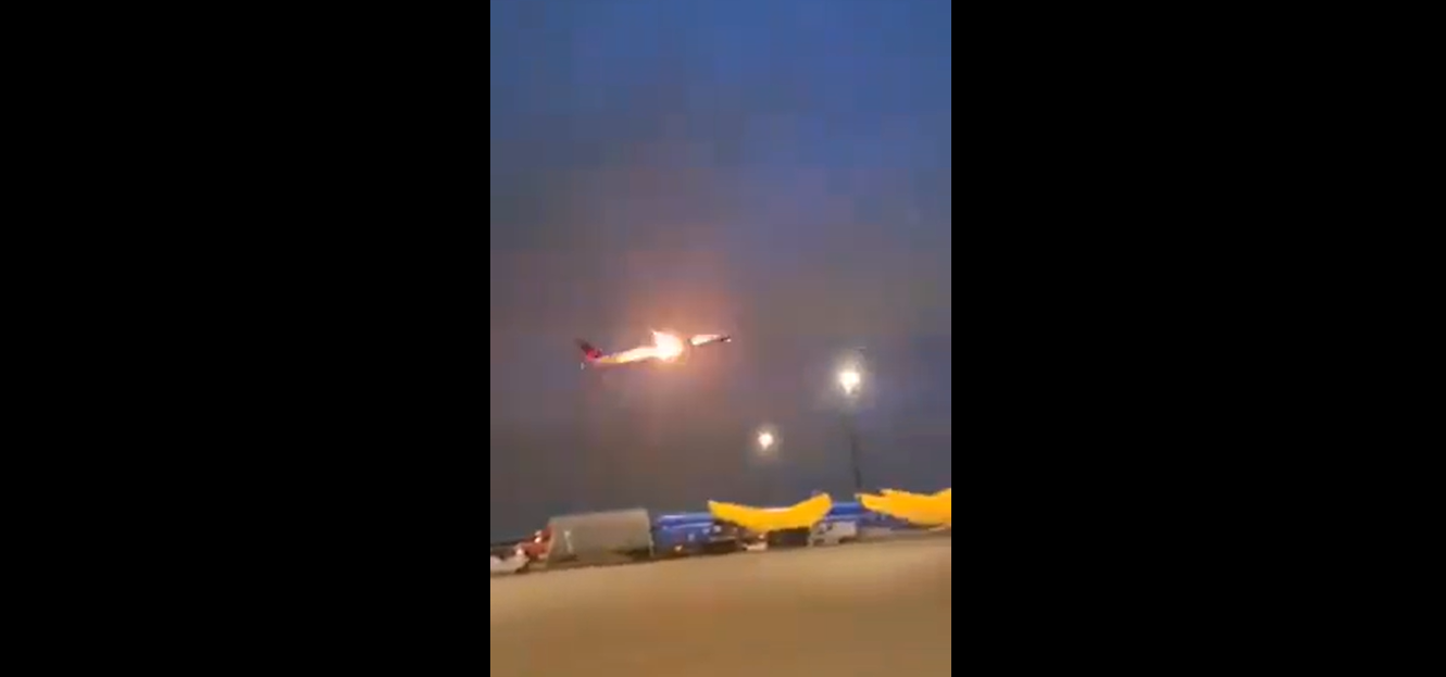 Un avión de Air Canada se incendió cuando despegaba en Toronto. (Foto Prensa Libre: X @FlightModeblog)