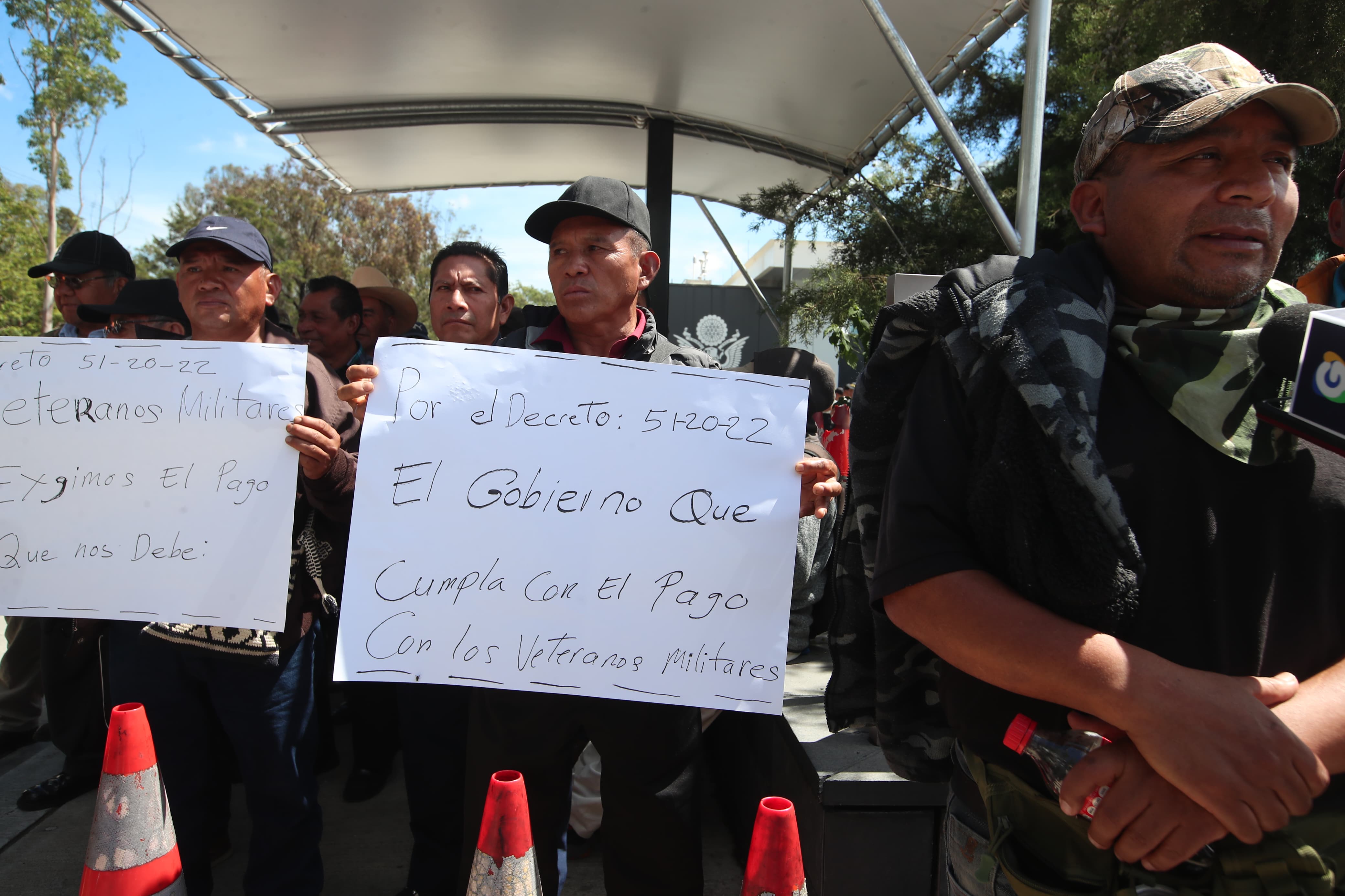 Veteranos militares bloquean más de 20 puntos en Guatemala para pedir que el Estado cumpla con pagos retrasados. (Foto Prensa Libre: B. Baiza)