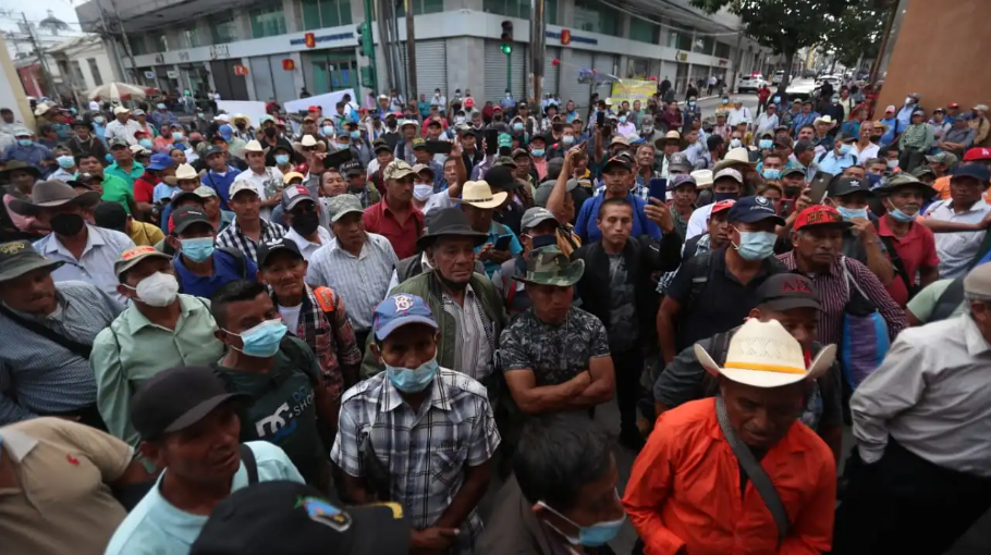 Veteranos militares bloquean carreteras en Guatemala este 26 de junio. (Foto de referencia. HemerotecaPL: Juan Diego González)