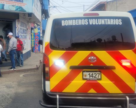 Bomberos encontraron este martes el cuerpo de un hombre que quedó atrapado entre dos paredes en la zona 1 de Chimaltenango. (Foto Prensa Libre: Bomberos Voluntarios)
