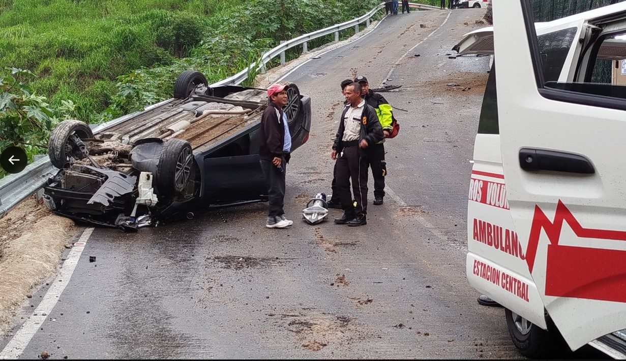 Un hombre resultó herido cuando su vehículo derrapó en la Calzada La Paz. (Foto: Bomberos Voluntarios).