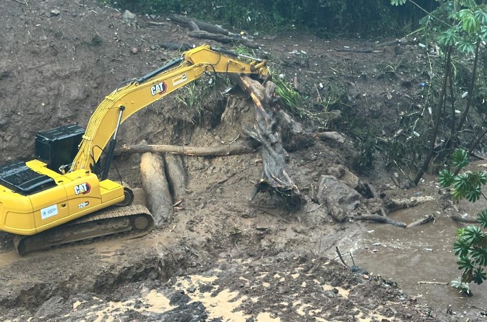 Maquinaria trabaja en el lugar del colapso de la vía para ubicar la tubería dañada. (Foto: Ministerio de Comunicaciones)