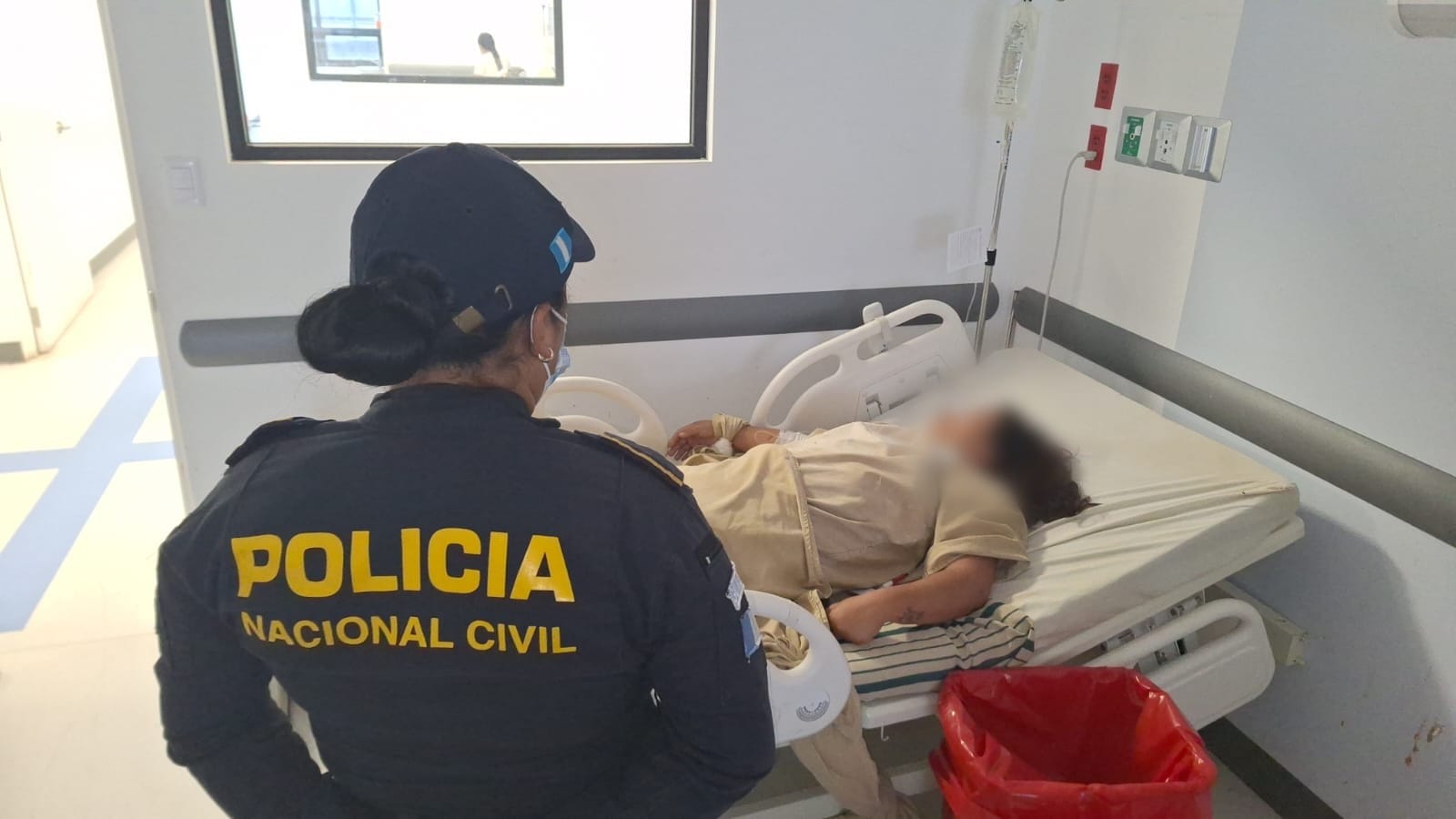 La PNC localizó a la madre del niño que fue rescatado en Chimaltenango y que estaba atado con alambre. (Foto Prensa Libre: PNC)