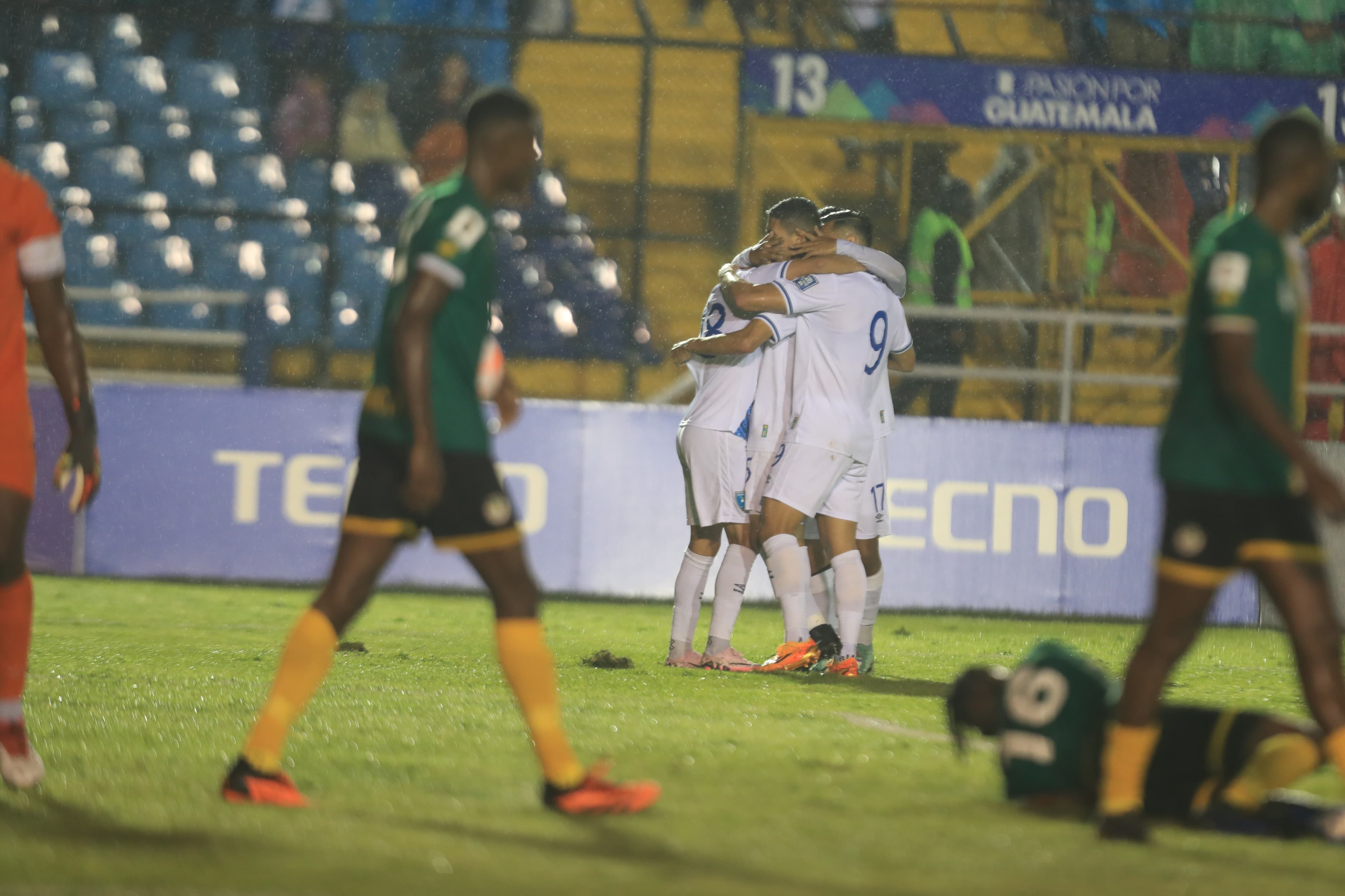 Los jugadores de Guatemala celebran el primer gol de Alejandro Galindo ante Dominica.