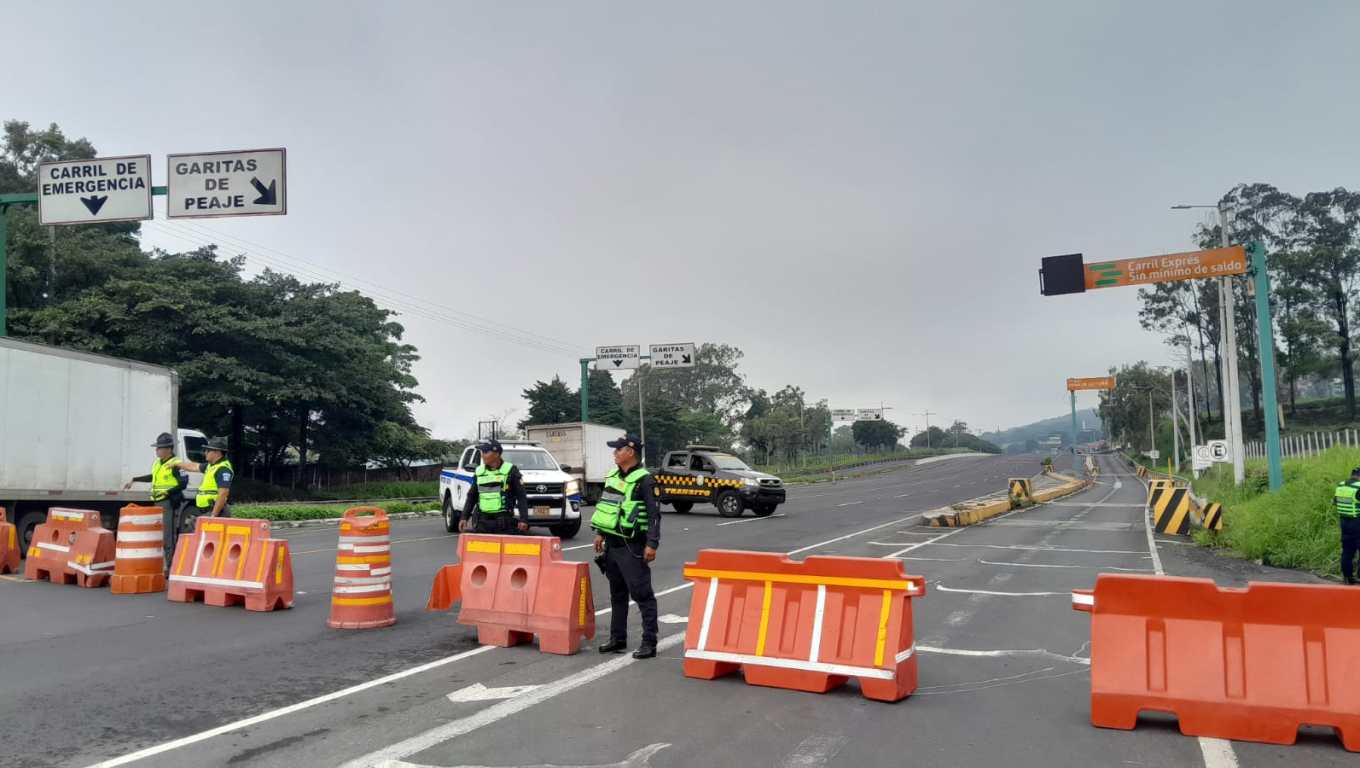 El paso en la autopista Palín – Escuintla ha quedado cerrado por el hundimiento en el kilómetro 44. (Foto Prensa Libre: )