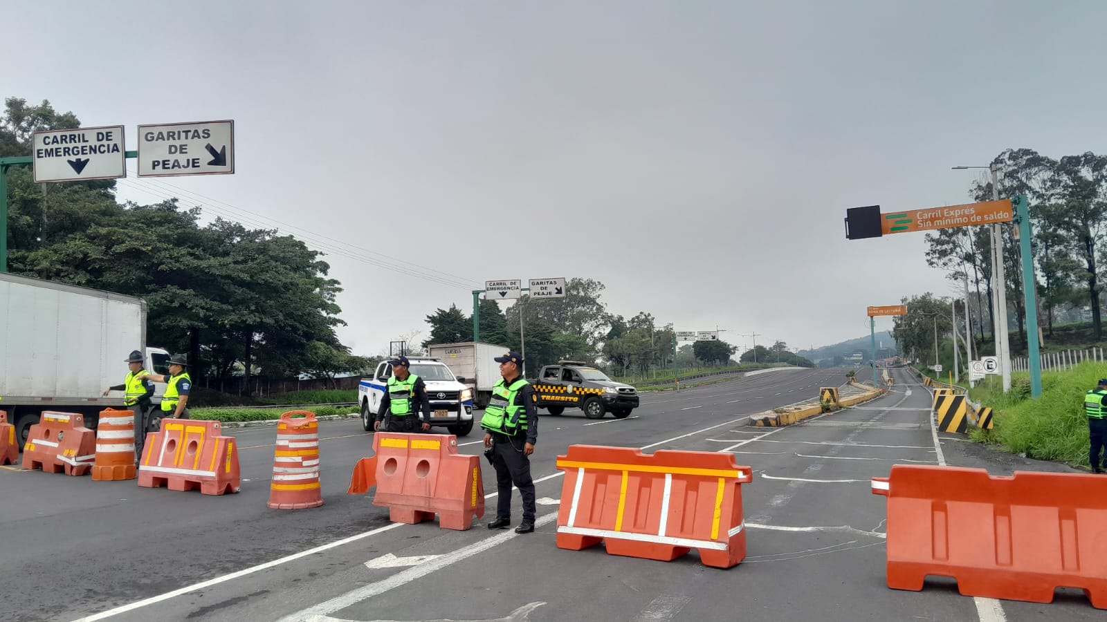 El paso en la autopista Palín – Escuintla ha quedado cerrado por el hundimiento en el kilómetro 44. (Foto Prensa Libre: )