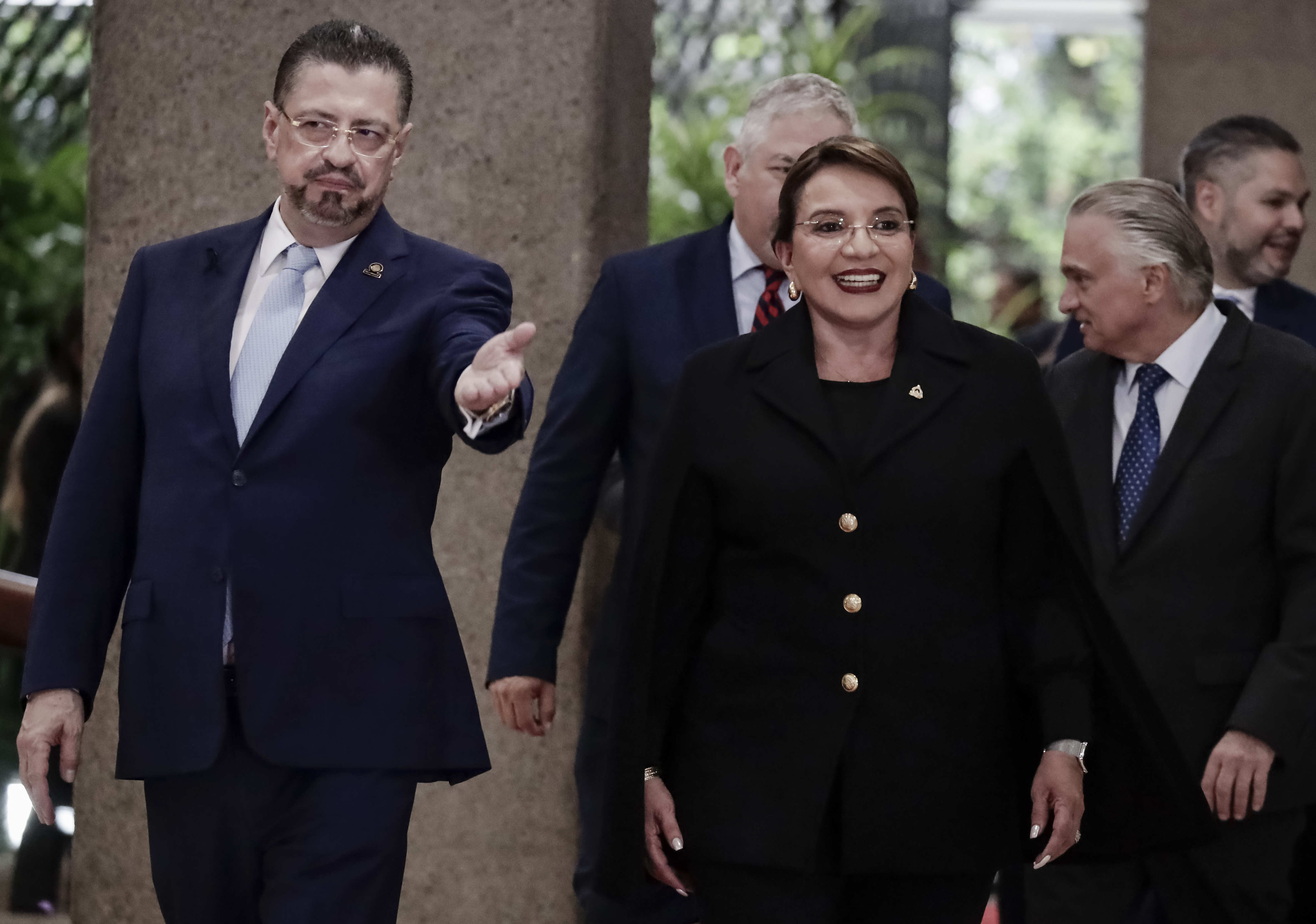 El presidente de Costa Rica, Rodrigo Chaves, y su colega de Honduras, Xiomara Castro, acordaron este jueves trabajar por la "reactivación" del Sistema de Integración Centroamericana (SICA) y participar en una cumbre presidencial al respecto. (Foto Prensa Libre: EFE/Jeffrey Arguedas)