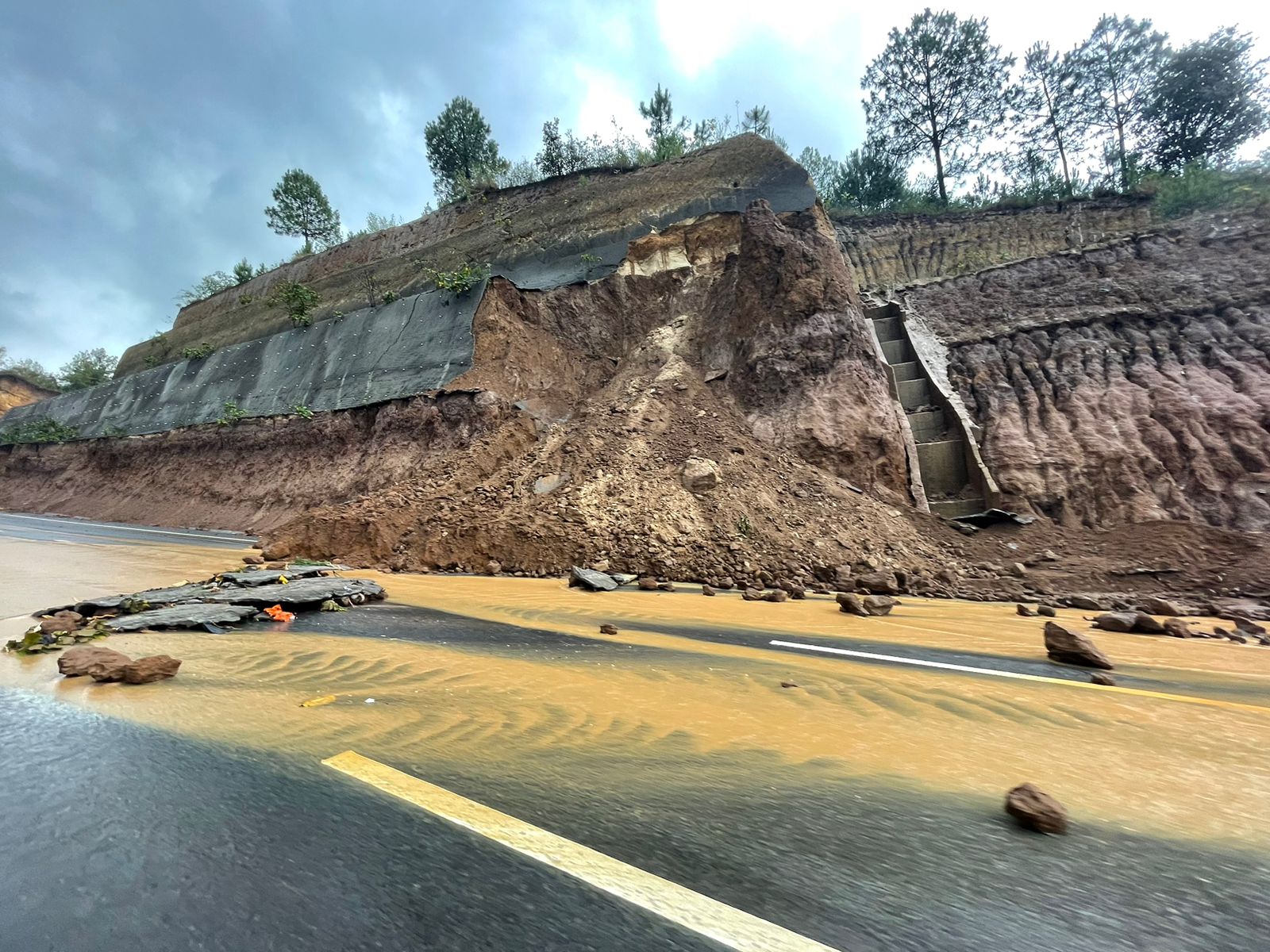 El paso en el kilómetro 60.5 del libramiento de Chimaltenango es afectado por un derrumbe. (Foto Prensa Libre: V. Chamalé)