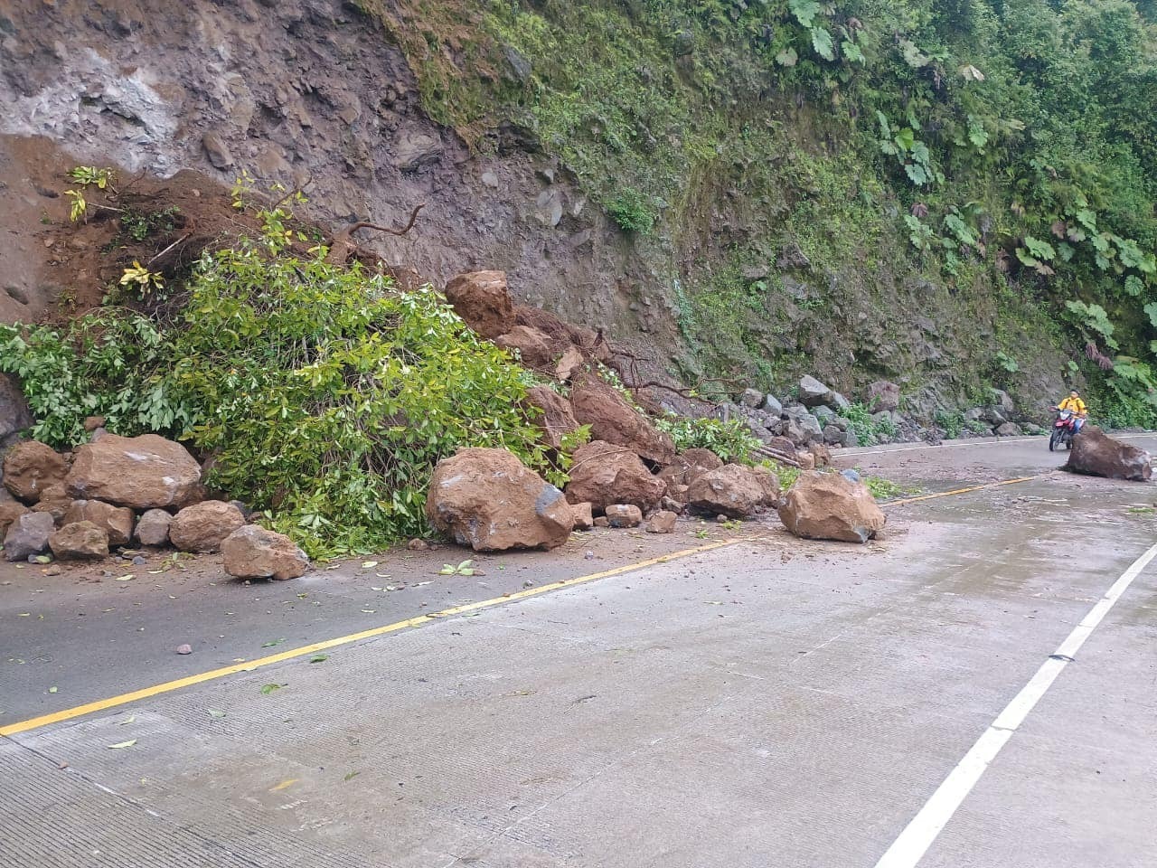 Derrumbes, hundimientos y otros incidentes se han registrado en Guatemala debido a la lluvia de la primera quincena de junio. (Foto Prensa Libre: Conred)