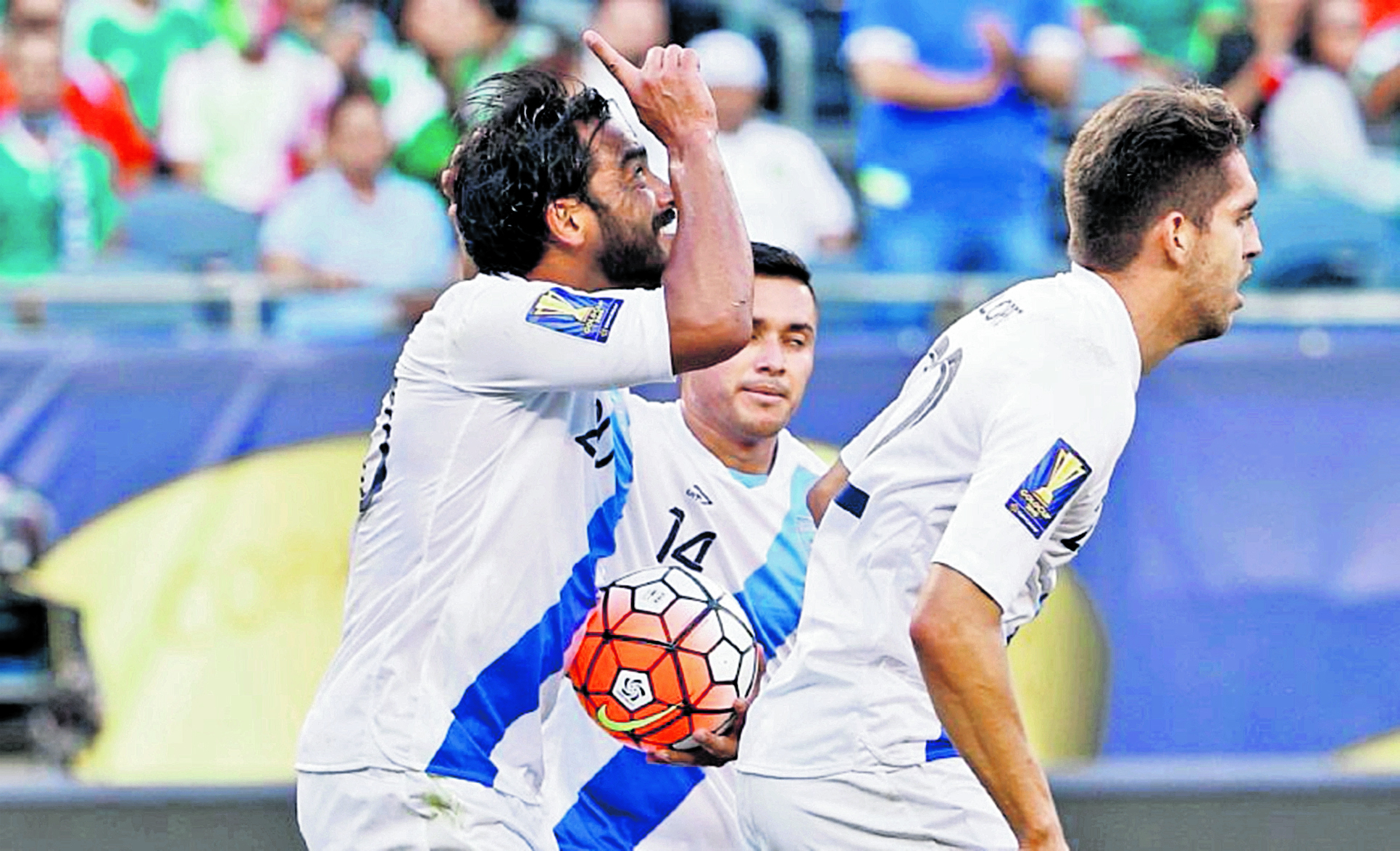 Carlos Ruiz celebra un gol ante Trinidad y Tobago el 9 de julio de 2015.