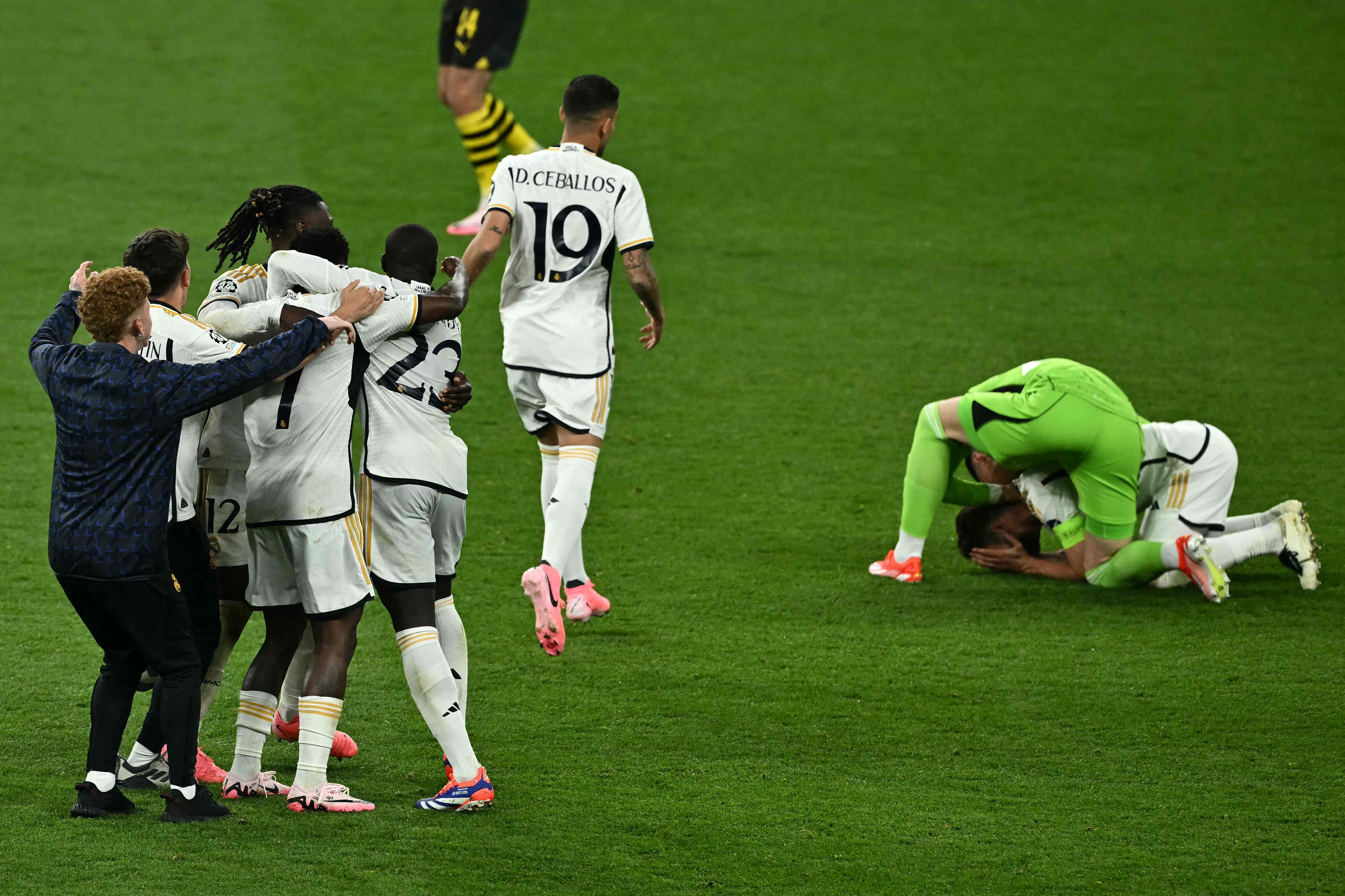 Real Madrid players celebrate at the final whistle of the UEFA Champions League final football match between Borussia Dortmund and Real Madrid, at Wembley stadium, in London, on June 1, 2024. (Photo by Ben Stansall / AFP)