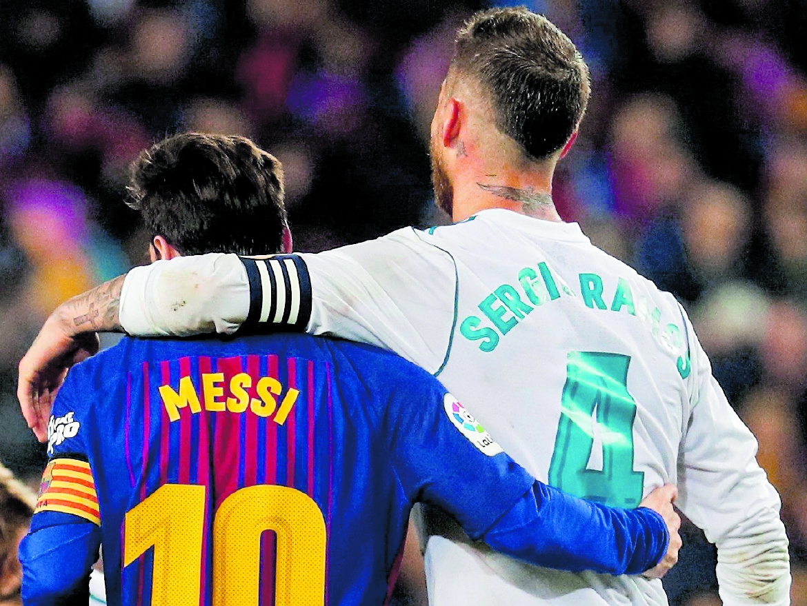 Los jugadores Leo Messi y Sergio Ramos, tras un clásico de España.