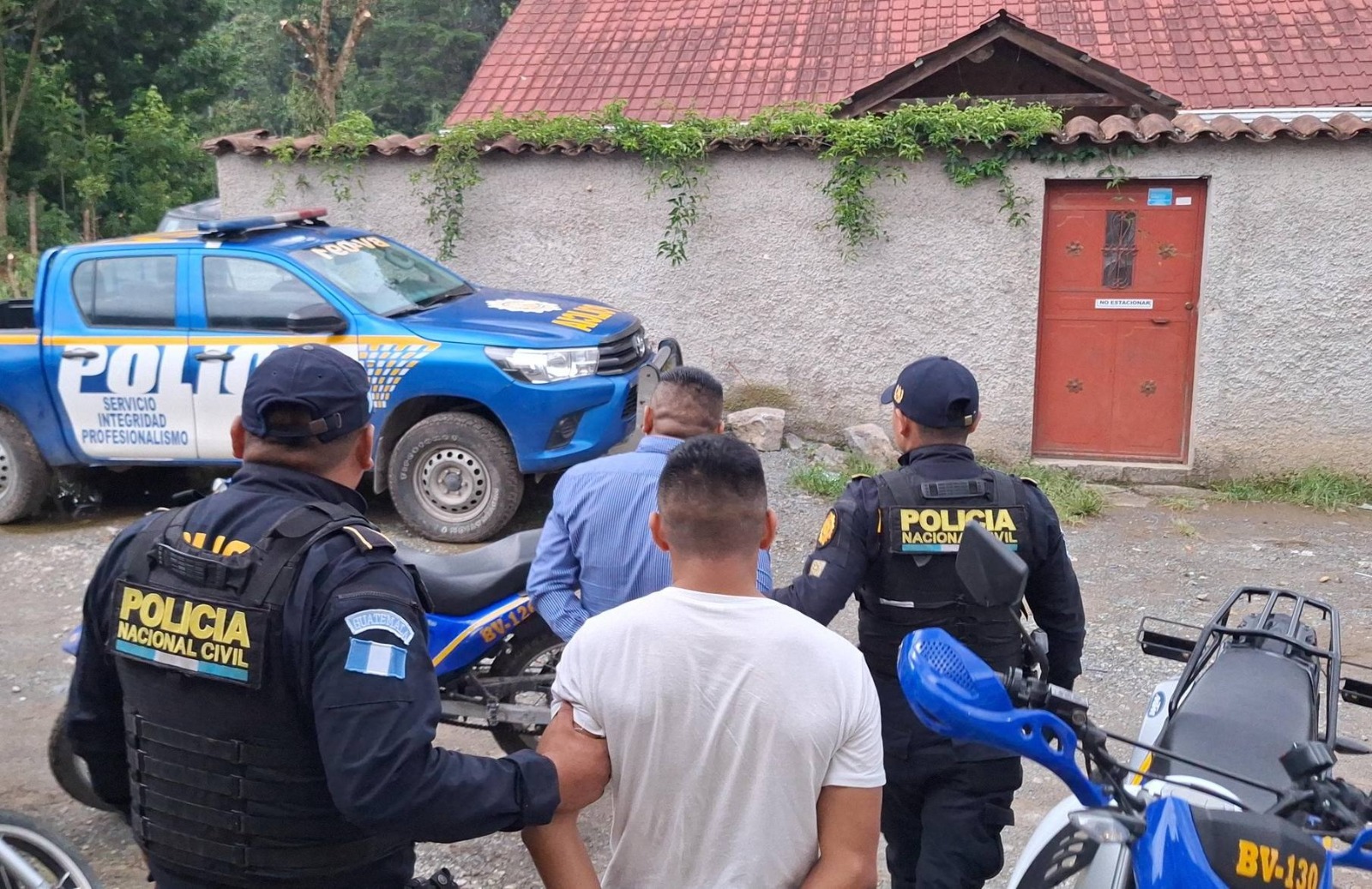 Dos hombres en Baja Verapaz son señalados de estafar a familiares de presos al hacerse pasar por abogados. (Foto Prensa Libre: PNC)