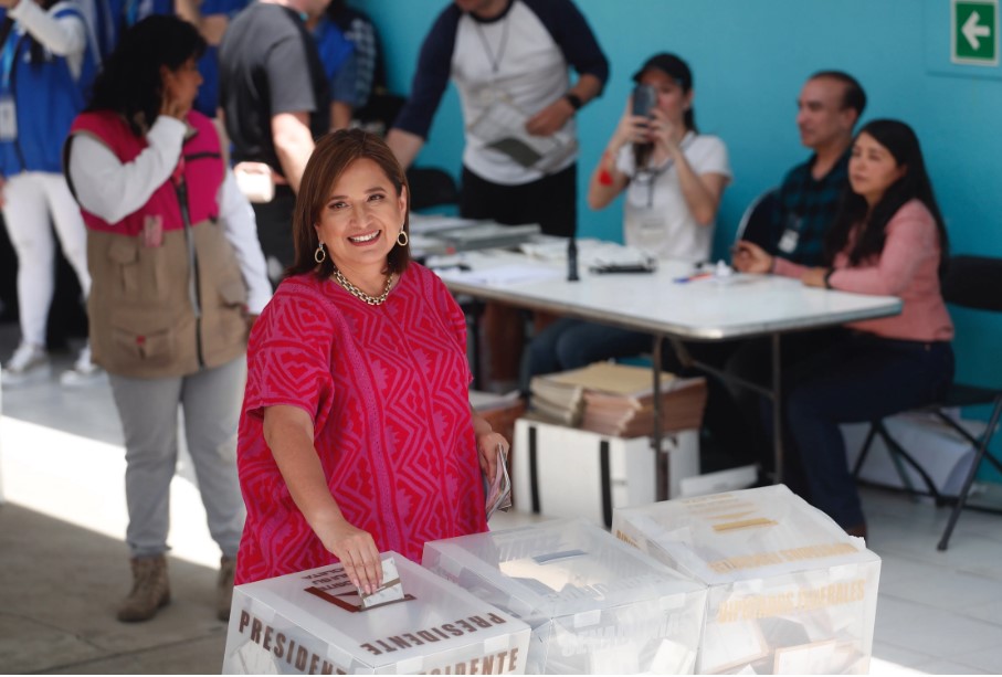 La candidata opositora a la Presidencia de México Xóchitl Galvez vota en las elecciones generales mexicanas este domingo, en un colegio electoral en la Ciudad de México. (Foto Prensa Libre: EFE)