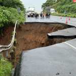 El paso de vehículos es afectado en el km 44 de la ruta CA – 9, Palín, Escuintla. (Foto Prensa Libre: Carlos E. Paredes)
