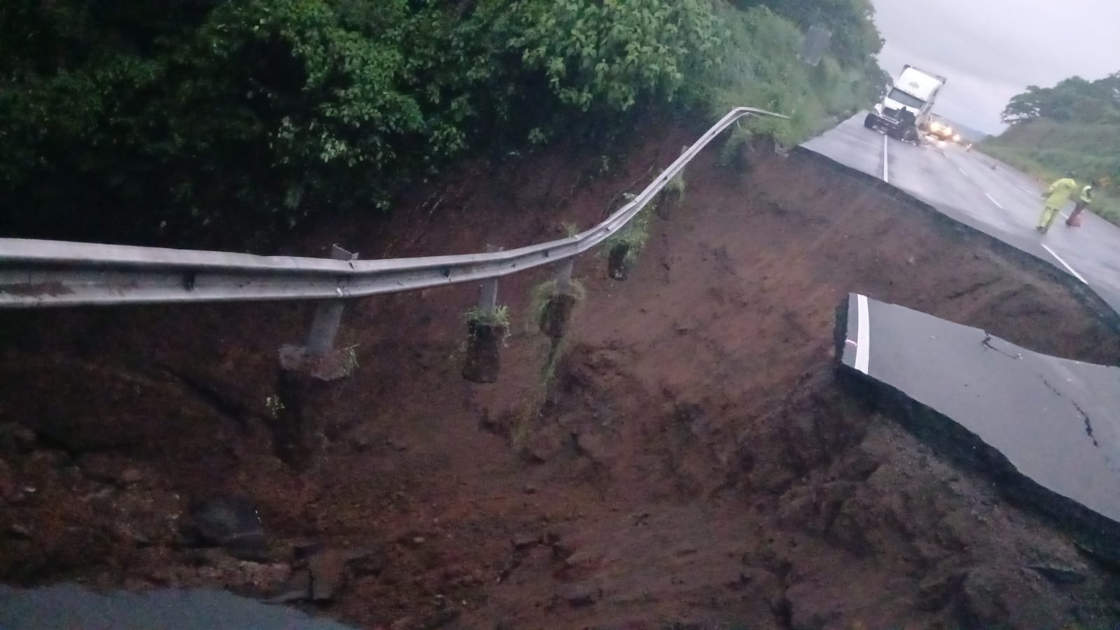 El paso de vehículos es afectado en el km 44 de la ruta CA – 9, Palín, Escuintla. (Foto Prensa Libre: PMT Amatitlán)