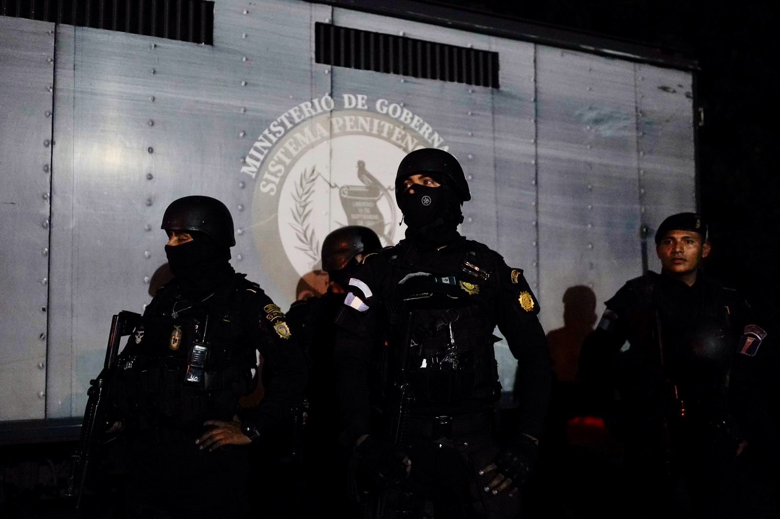 Decenas de policías mantienen un operativo en la cárcel El Infiernito en busca de retomar el control (Foto Prensa Libre: Mingob)