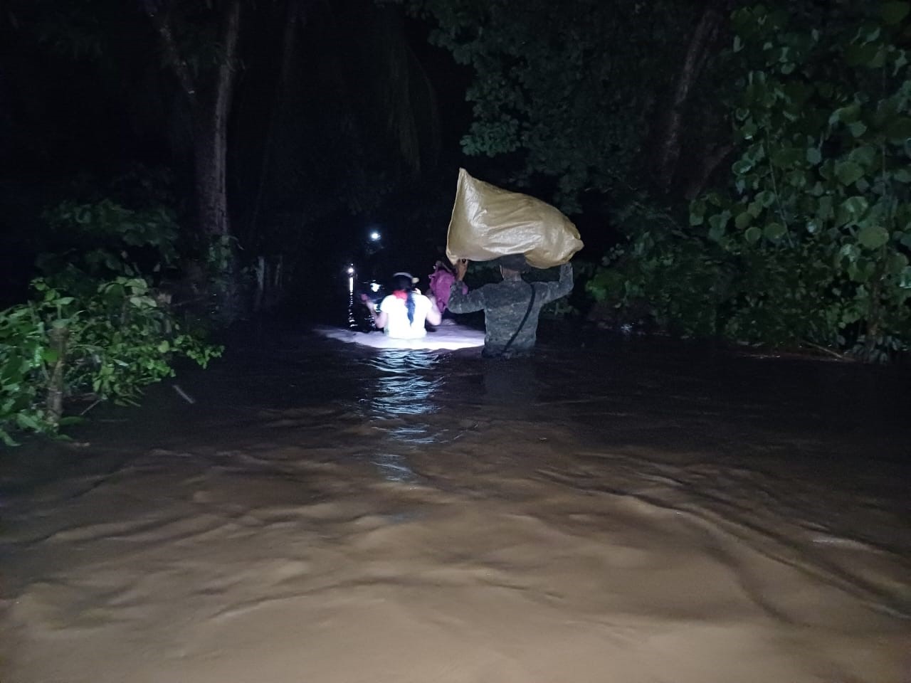 Varias viviendas fueron afectadas por inundación registrada en sector Los Sánchez, aldea El Rosario del municipio de Champerico, Retalhuleu. (Foto, Prensa Libre: @ConredGuatemal).