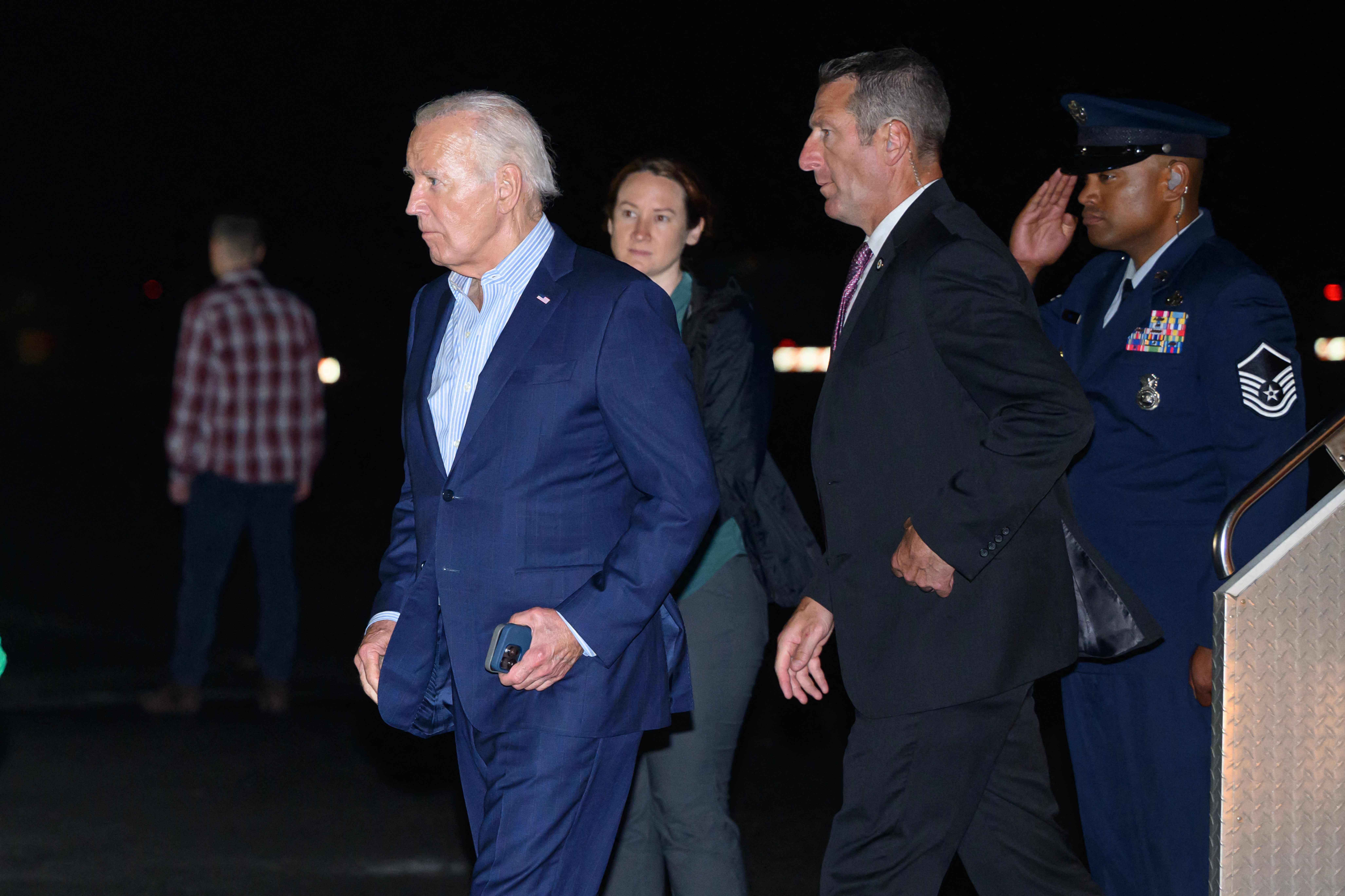 El presidente de Estados Unidos, Joe Biden, desciende del Air Force One a su llegada al aeropuerto regional de Hagerstown, Maryland, camino de Camp David. (Foto Prensa Libre: Mandel NGAN / AFP)