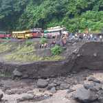El paso en la aldea El Rodeo, Escuintla, es afectado por el descenso de lahares. (Foto Prensa Libre: Conred)