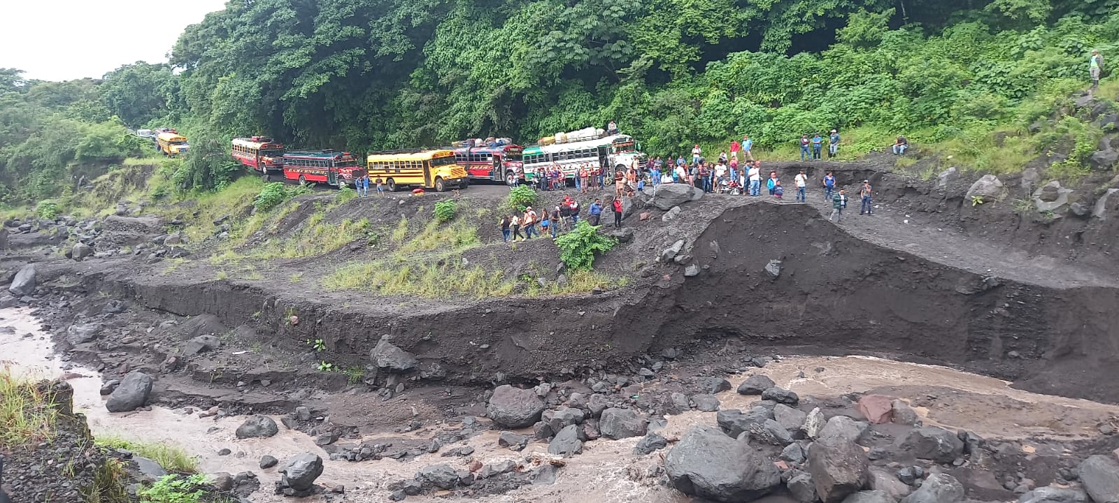El paso en la aldea El Rodeo, Escuintla, es afectado por el descenso de lahares. (Foto Prensa Libre: Conred)