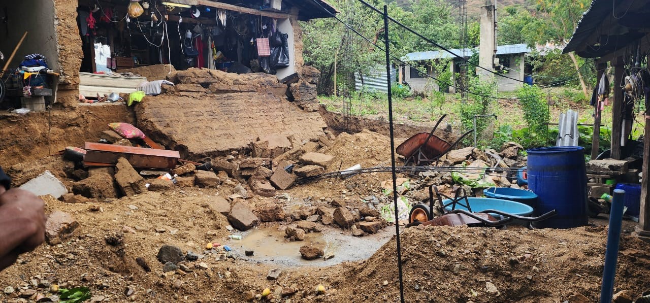 Dos personas fallecieron soterradas en Sacapulas, Quiché, al colapsar una pared de su vivienda. (Foto, Prensa Libre: Cruz Roja).