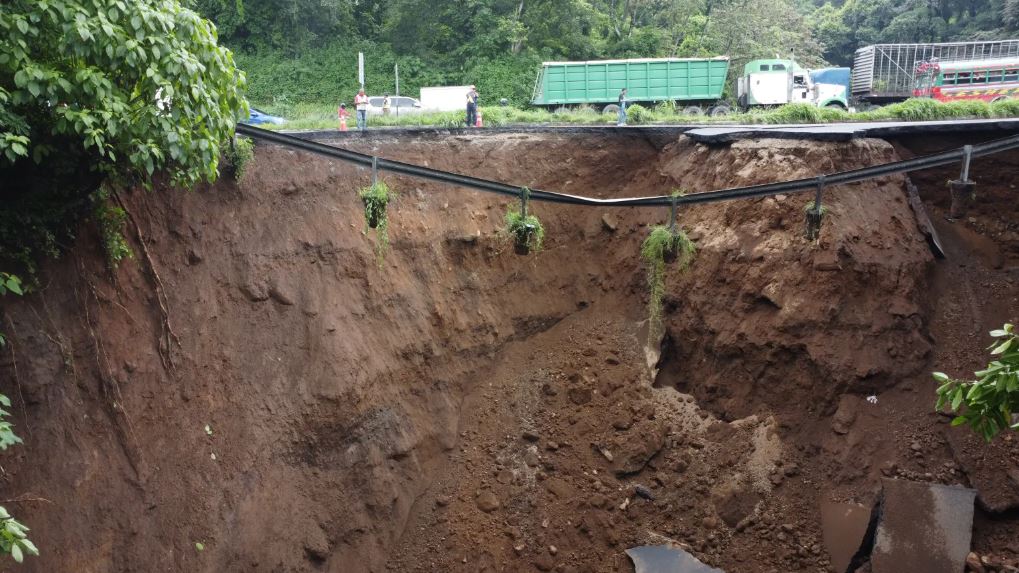 La autopista Palín - Escuintla es uno de los puntos con daños durante la actual temporada de lluvia. Fotografía: Prensa Libre.