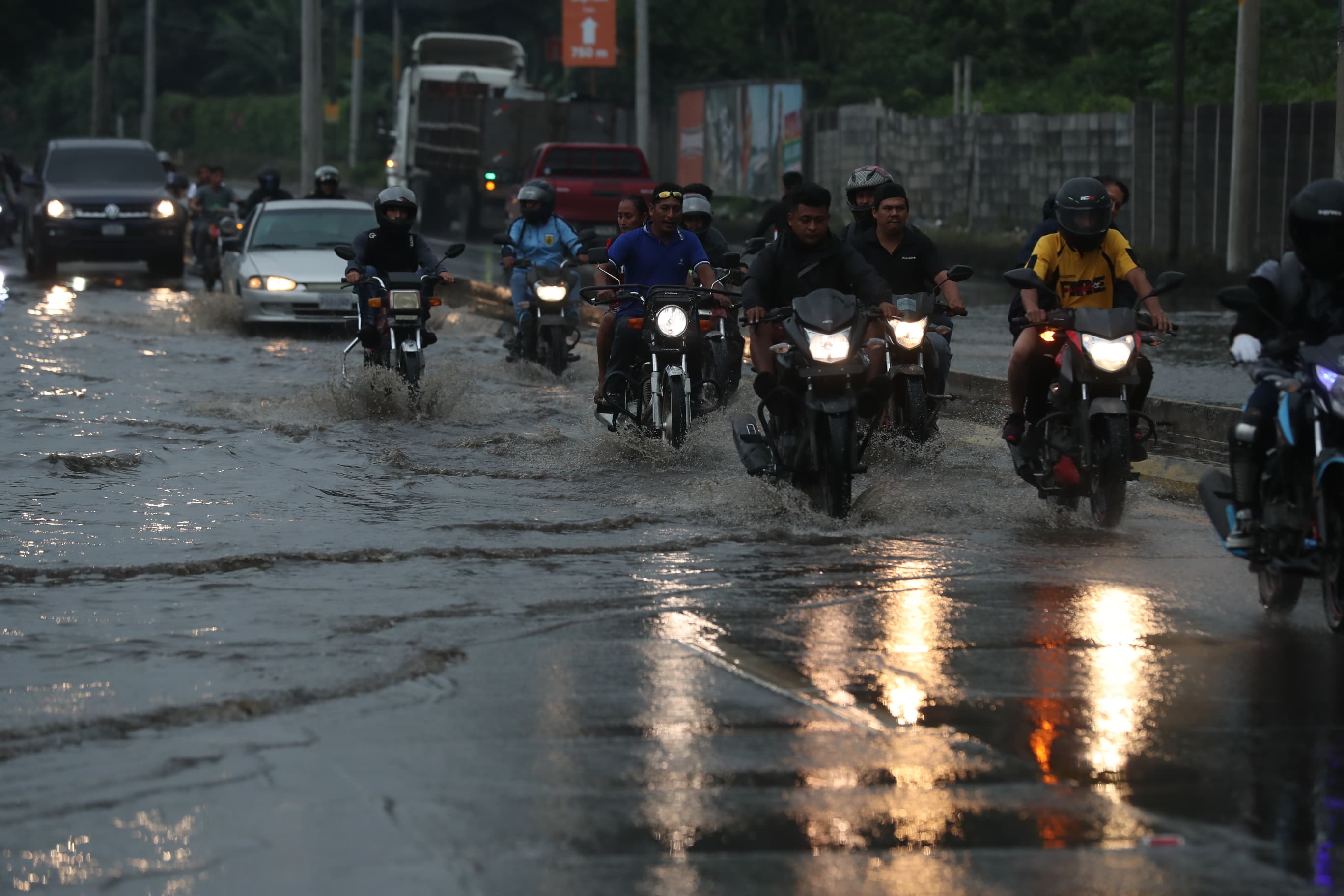 El ambiente lluvioso continúa en Guatemala este miércoles 26 de junio. (Foto Prensa Libre: E. García)