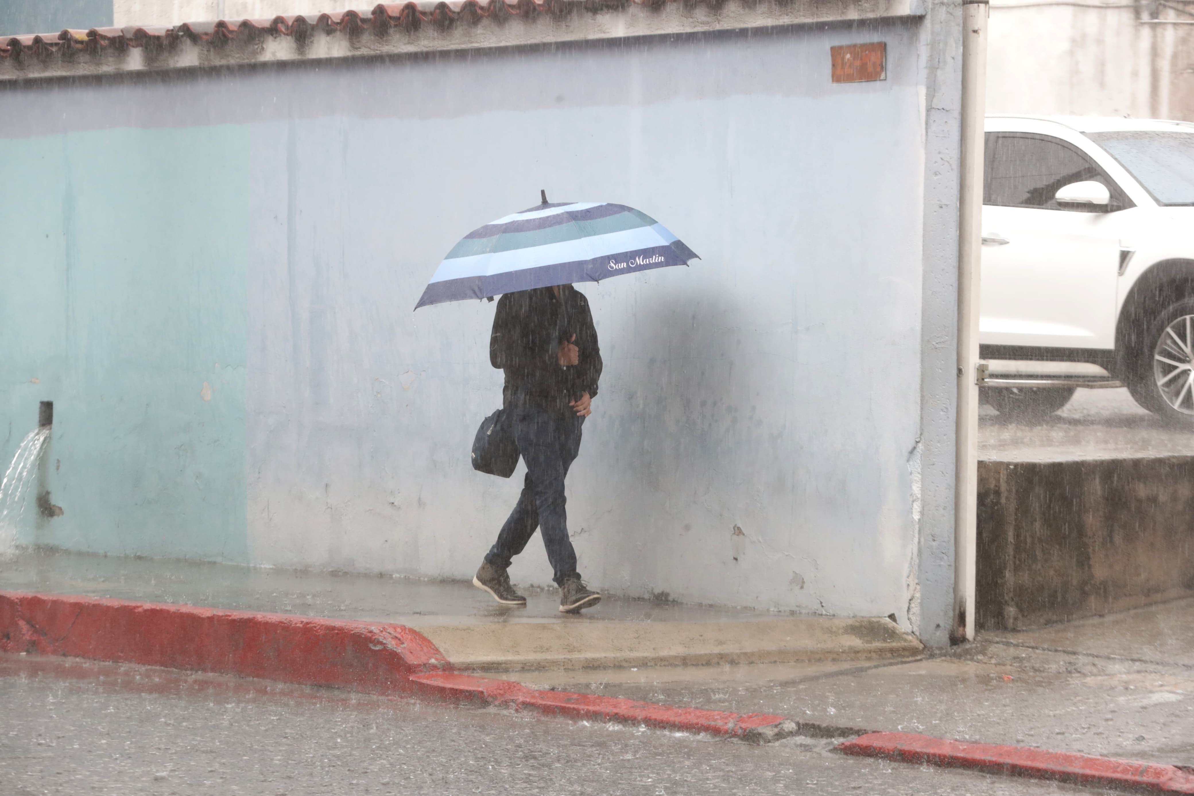 La lluvia afecta algunos puntos del territorio guatemalteco y las temperaturas descienden. (Foto Prensa Libre: M.R. Gaytán)