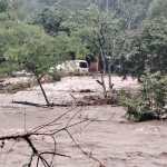 El río Los Esclavos, en Cuilapa, Santa Rosa, se encuentra en nivel alto por la lluvia de las últimas horas. (Foto Prensa Libre: Bomberos Voluntarios)