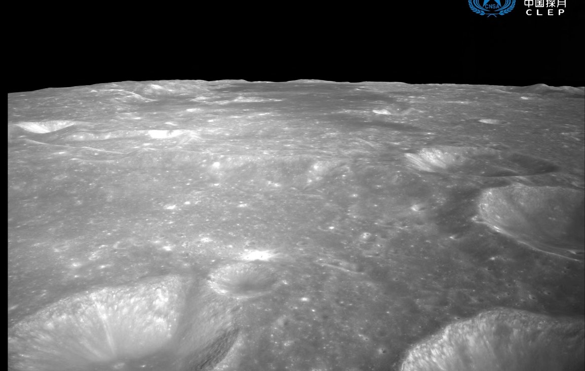 Antes de alunizar, sonda china envío imágenes inéditas de la Luna y sus misteriosos cráteres. (Foto Prensa Libre: AFP)