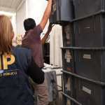 Personal del MP efectúa una inspección en oficinas del TSE en El Naranjo, Mixco. (Foto Prensa Libre: MP)