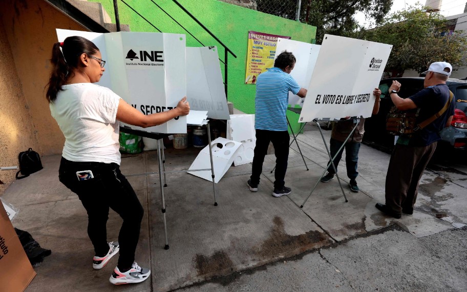 Personal del Instituto Nacional Electoral prepara las urnas este domingo en Guadalajara, México. (Foto Prensa Libre: AFP)