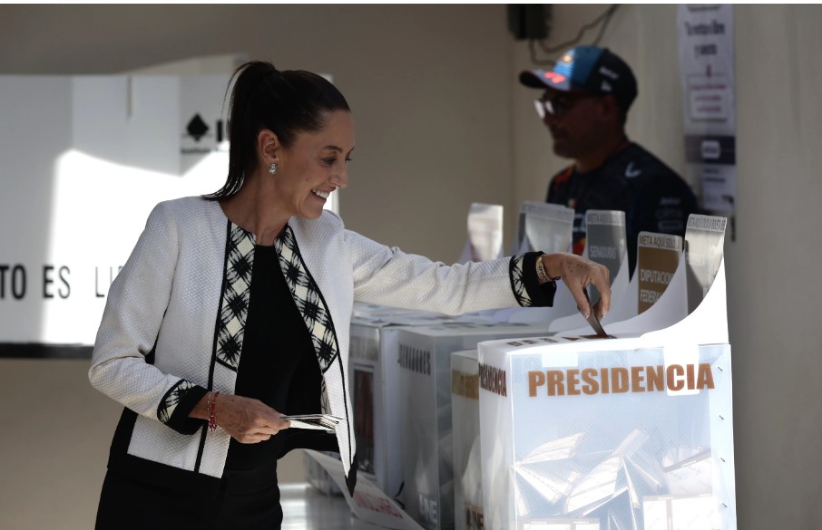 La oficialista Claudia Sheinbaum emite su voto en Ciudad de México. (Foto Prensa Libre: EFE)