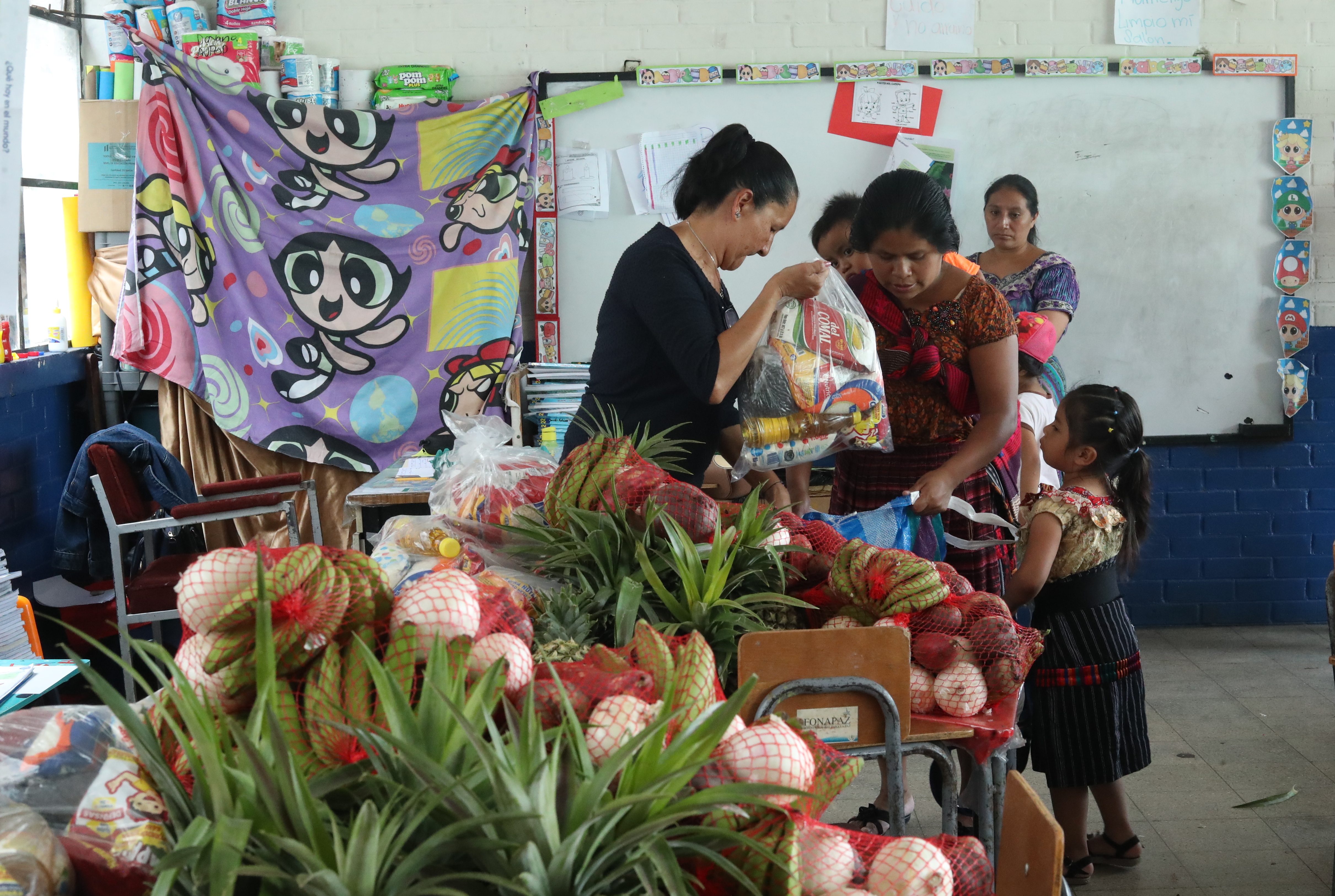 Entrega de alimentacin escolar a padres de familia por parte de maestros de la Escuela Lucas Tomas Cojulun , zona 1. 




Fotografa Esbin Garcia  22-05-24