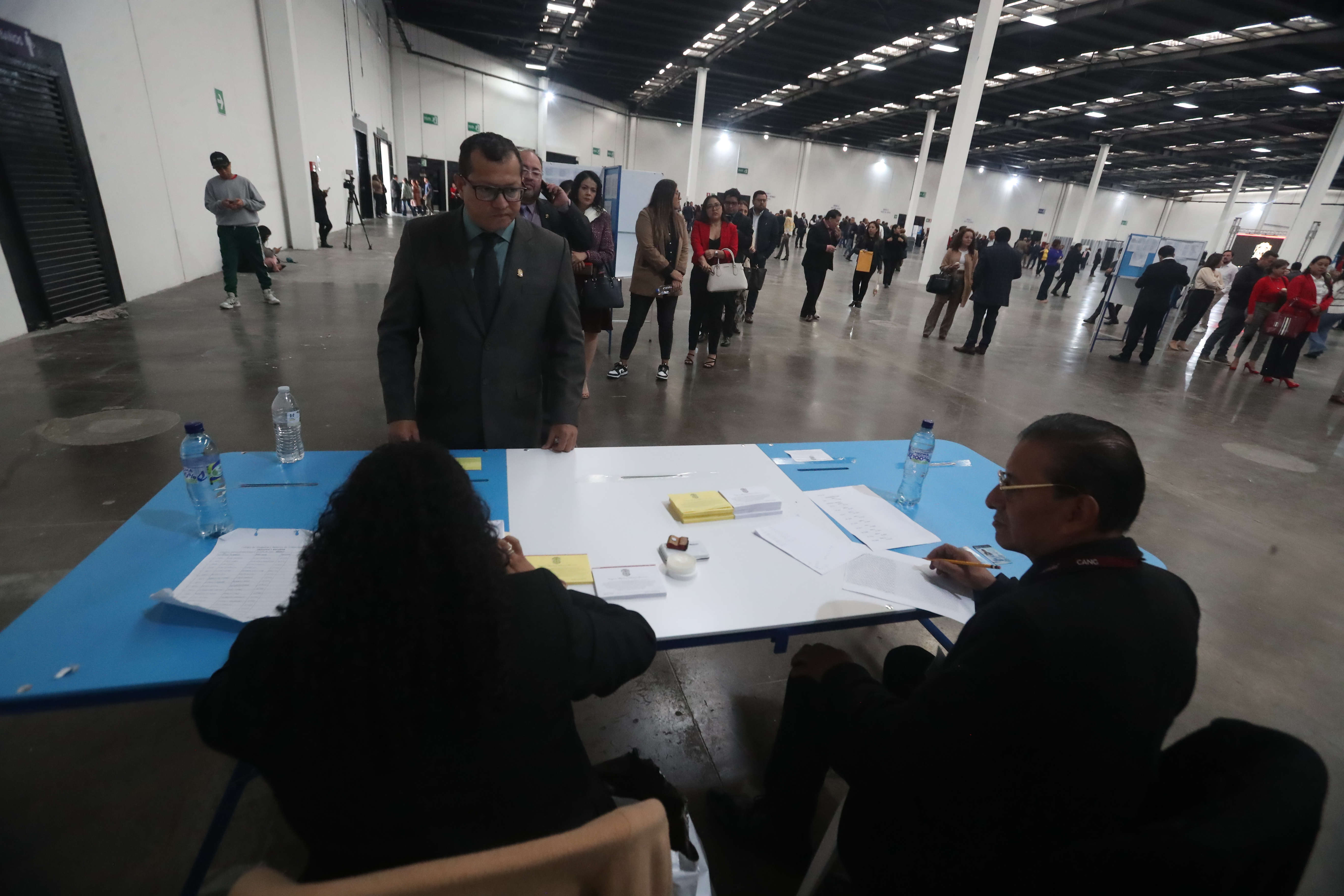 En el último evento de votación del colegio de abogados acudieron a las urnas 15 mil profesionales. Fotografía: Prensa Libre (Juan Diego González). 
