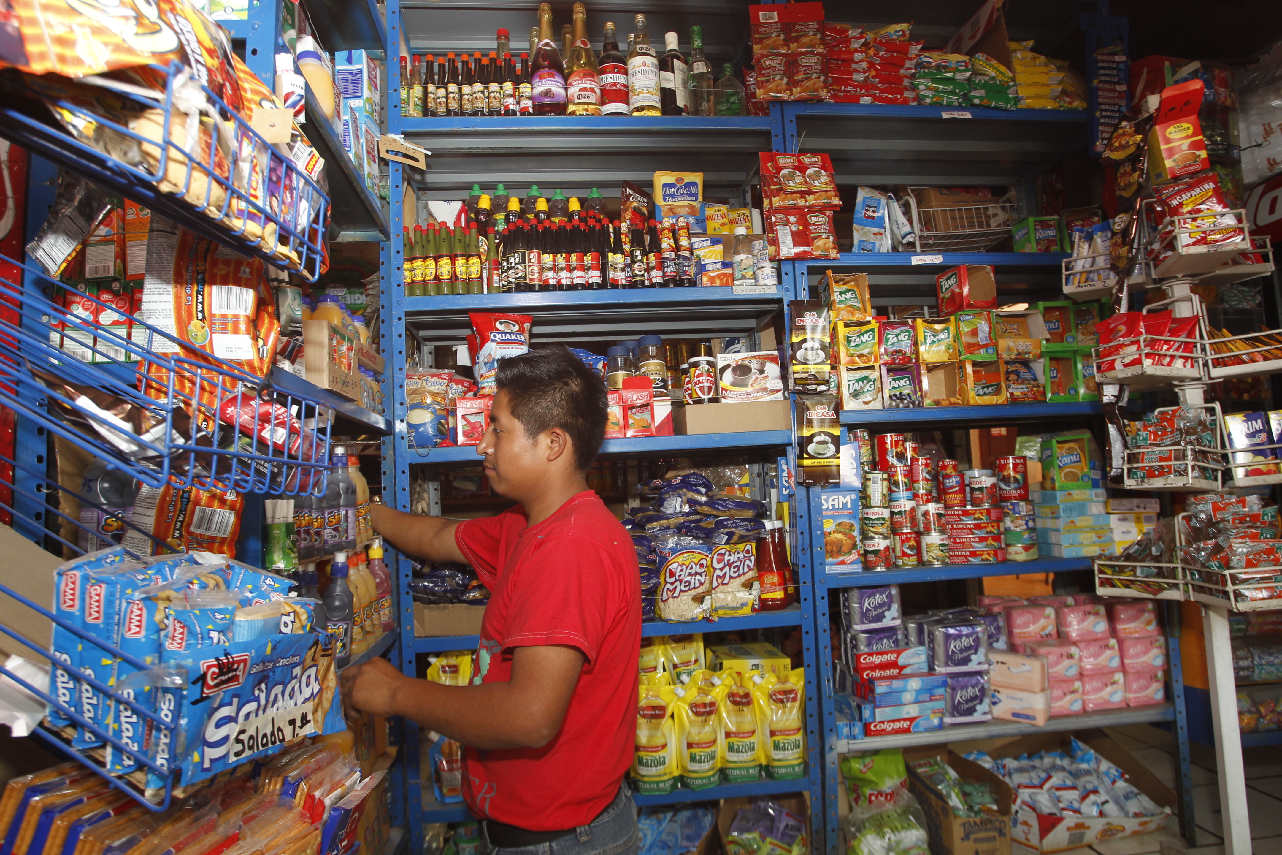 Las tiendas de barrio y abarroterías son pilares para proveer productos de consumo masivo.  (Foto, Prensa Libre: Hemeroteca PL).